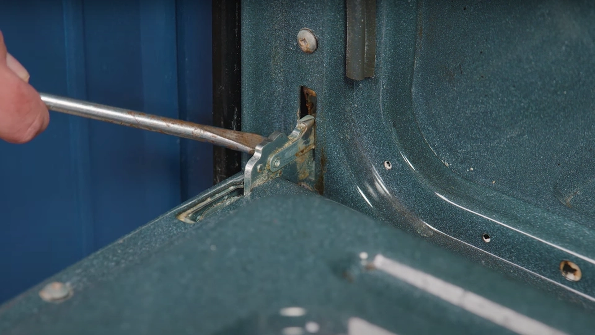 Trikset du har gått glipp av i årevis: Bruk dette skjulte trikset når du rengjør ovnen