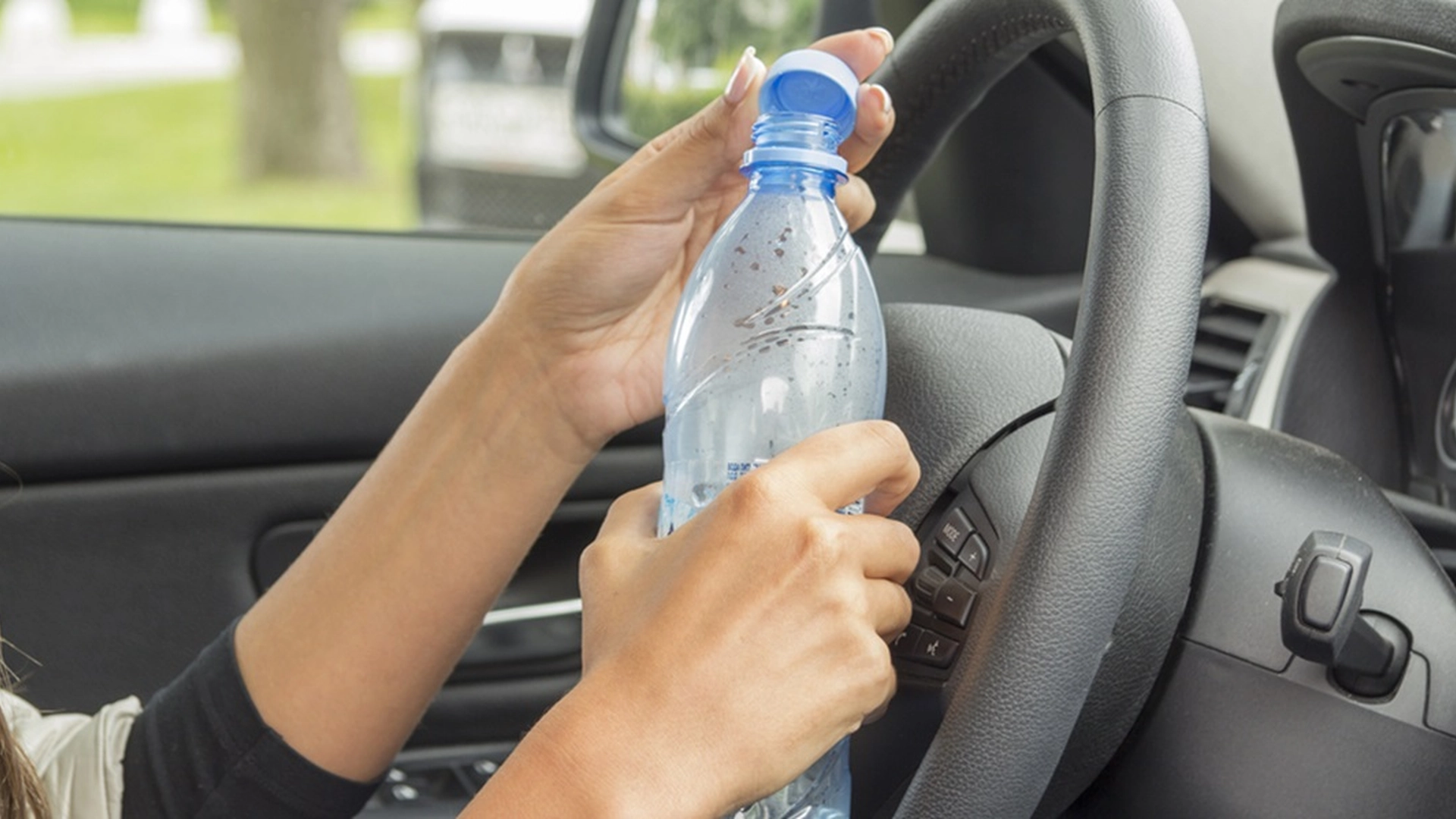 Du bør aldri drikke fra vannflasken som har ligget i bunnen av bilen