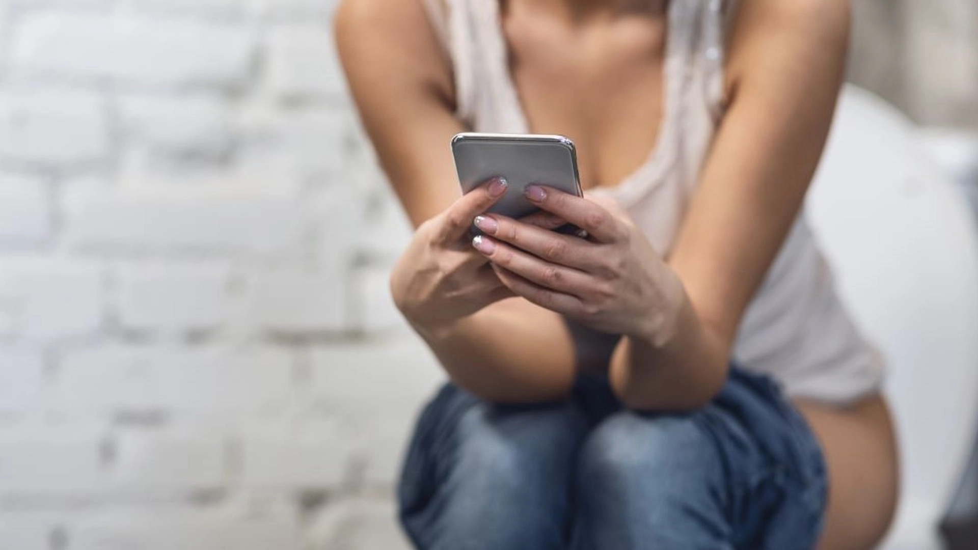 Dårlig vane? Du bør derfor unngå å bruke mobiltelefonen på toalettet