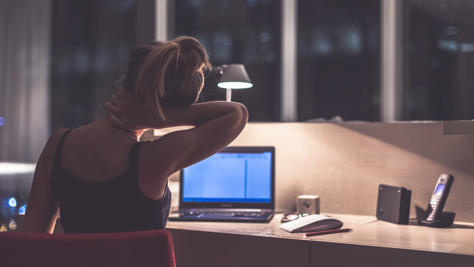 Forskere advarer: Å jobbe hjemmefra kan forverre helsen og øke stress