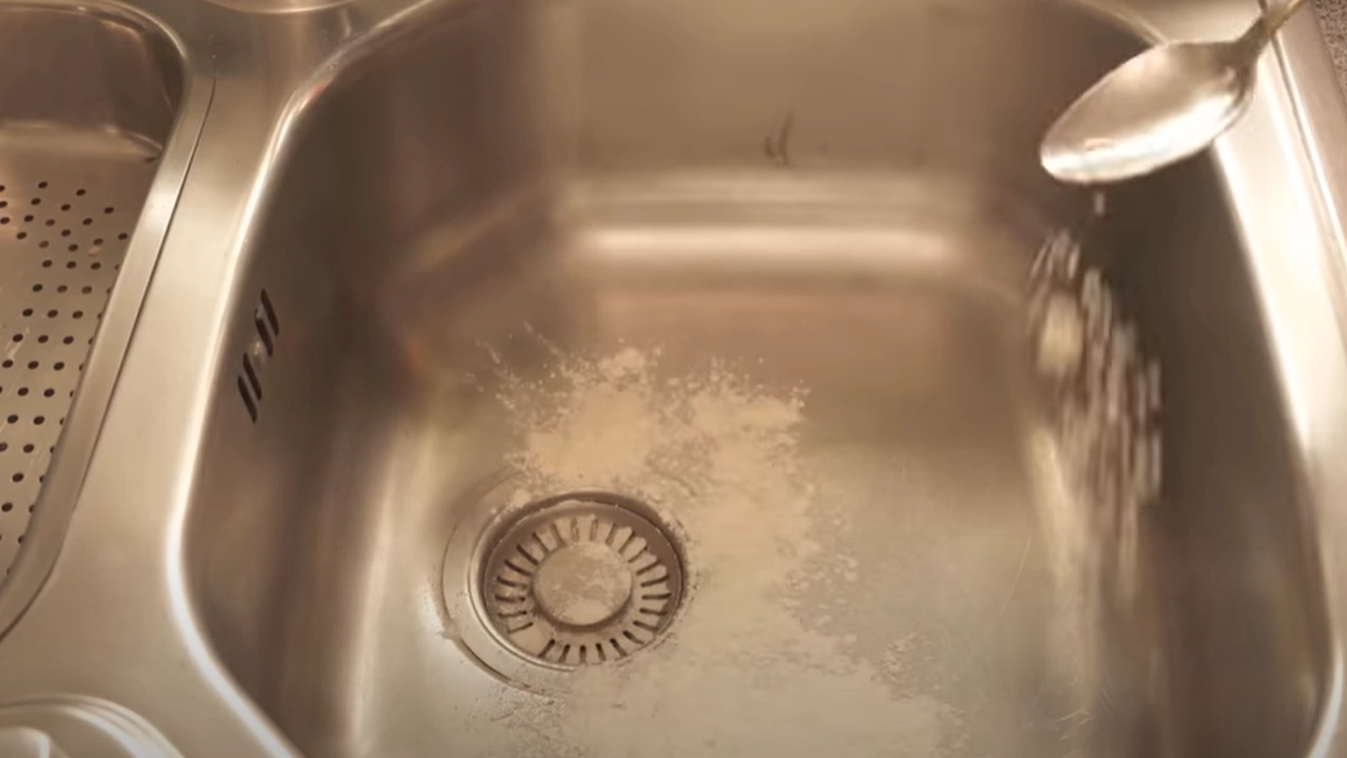 Hun drysser mel i vasken – trikset du ikke visste du trengte