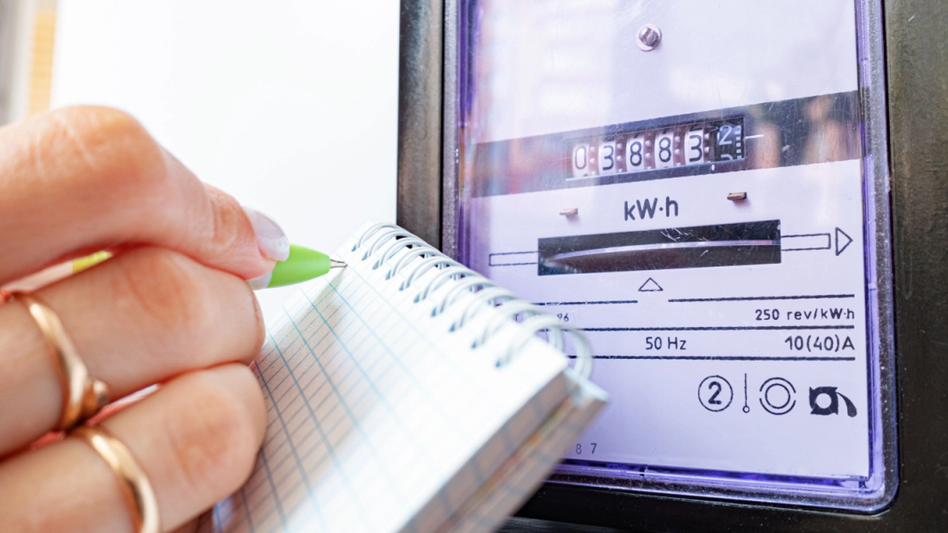 11 geniale triks som kan spare deg for tusenvis av kroner på strømregningen