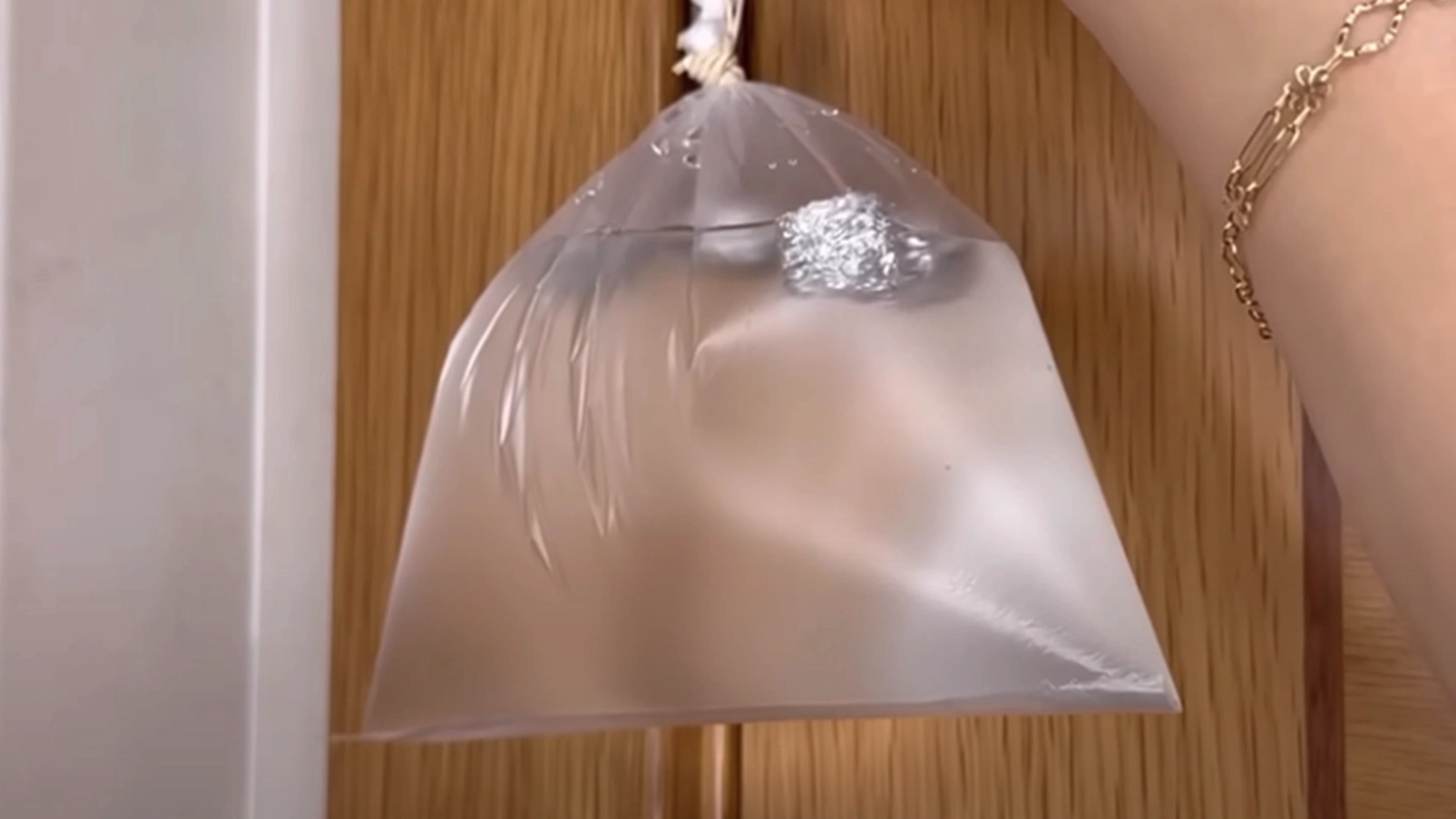 Hun henger en pose med vann og aluminiumsfolie på kjøkkenet: Når du ser hvorfor vil du gjøre det samme
