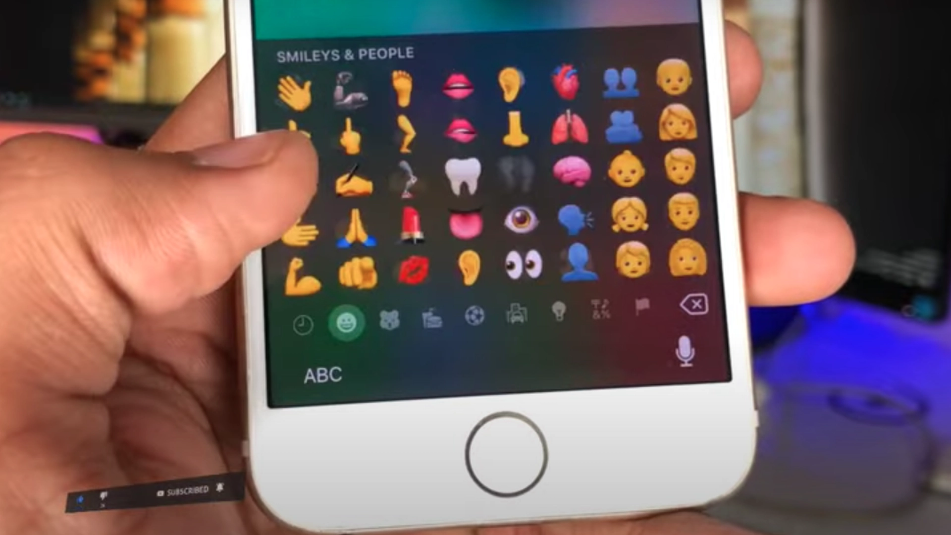 Internett koker: Dette betyr emojien med «dansende jenter»