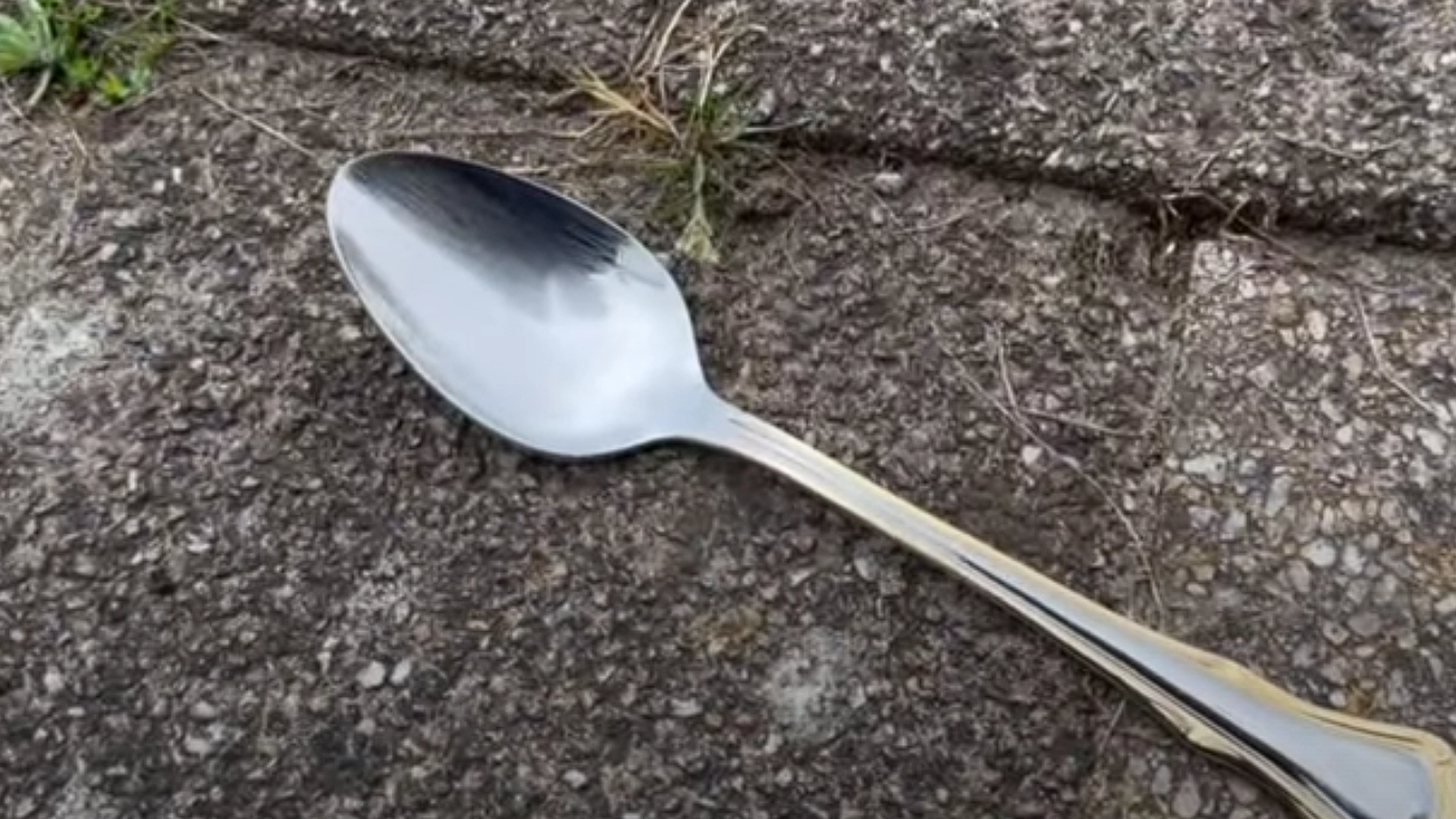 Folk setter skjeer på plenen eller foran inngangsdøren: Derfor bør du gjøre det samme