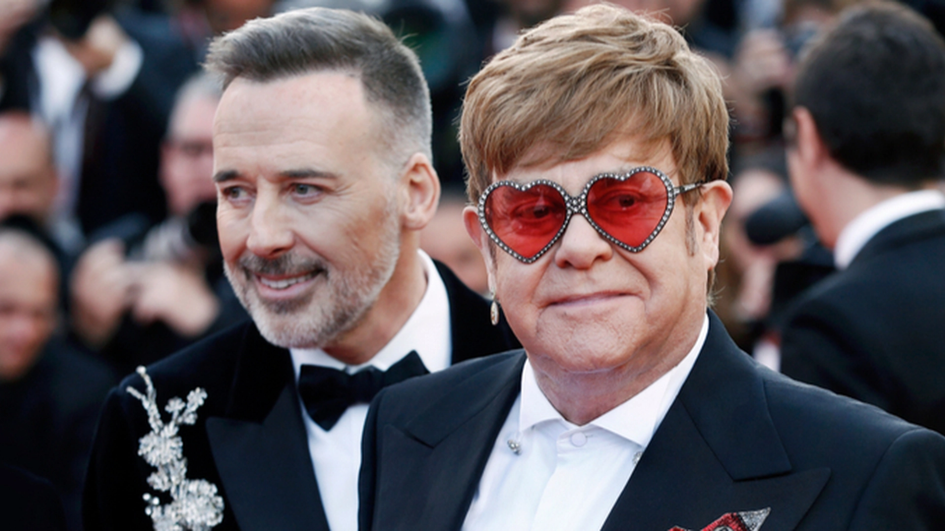 Elton John innlagt på sykehus etter ulykken