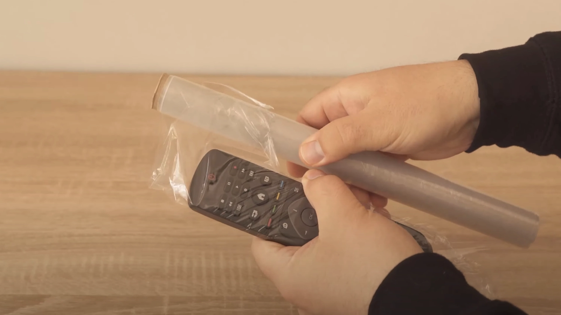 Han pakker fjernkontrollen inn i folie: Bare vent til du finner ut hvorfor