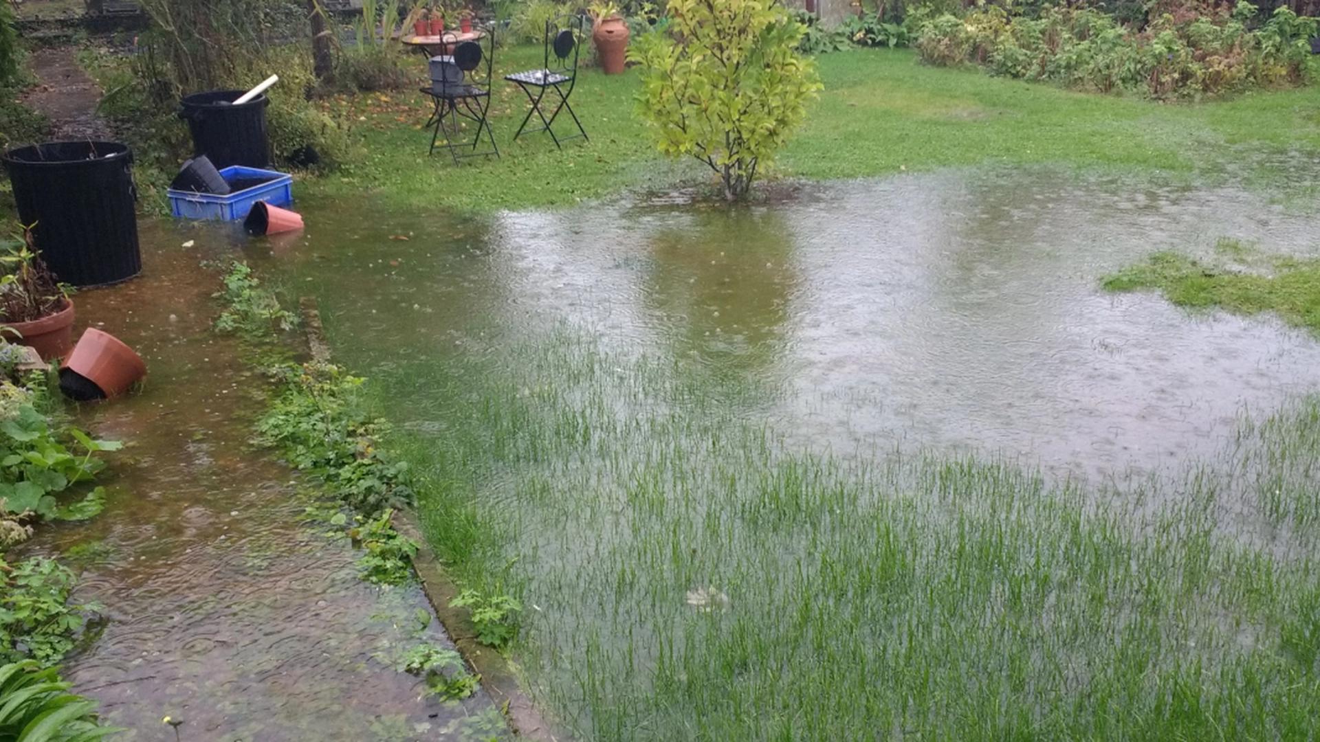 7 tips: Slik beskytter du hagen din mot kraftig regn