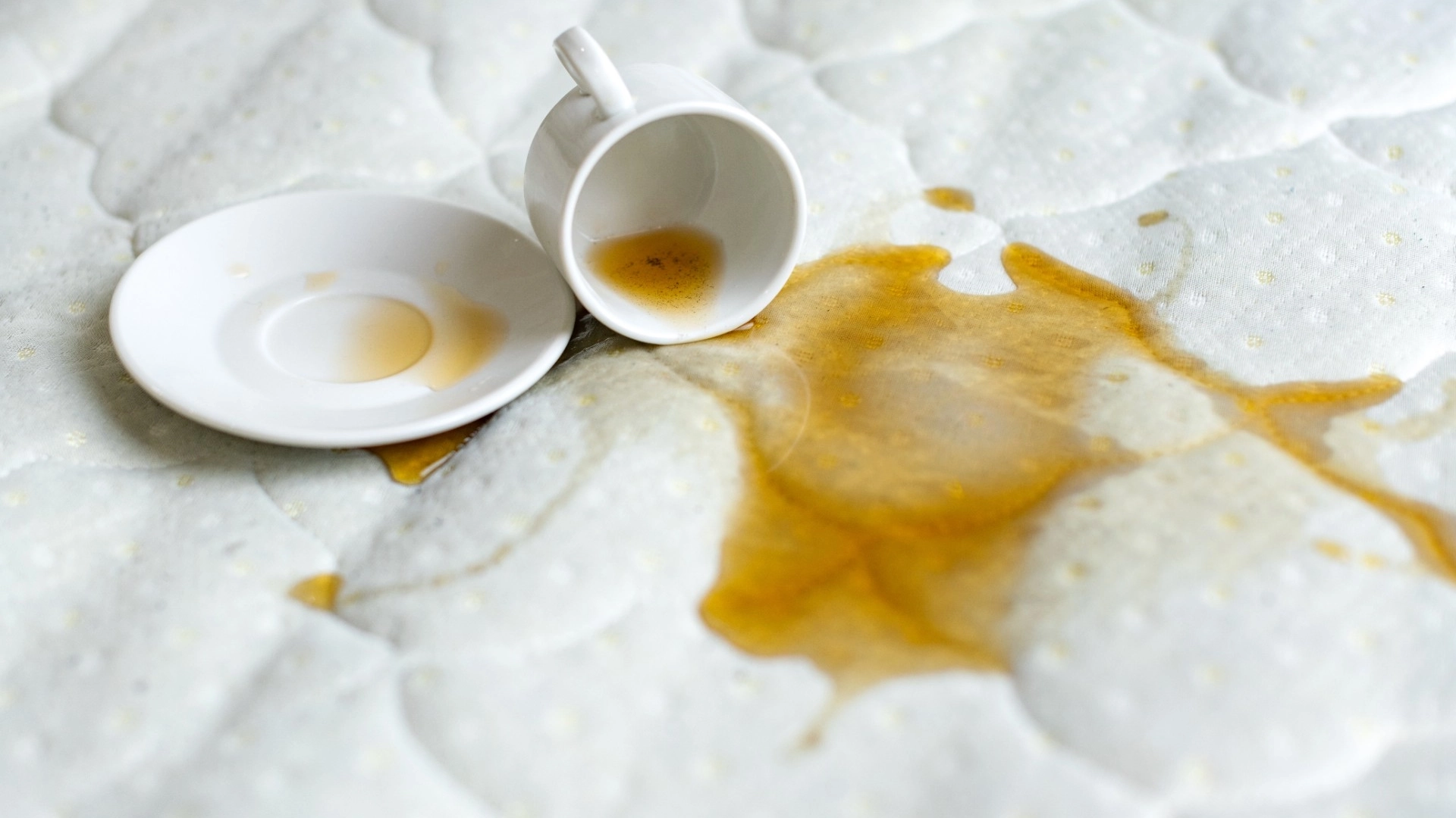 Bli kvitt kaffeflekker på et blunk – slik gjør du det!