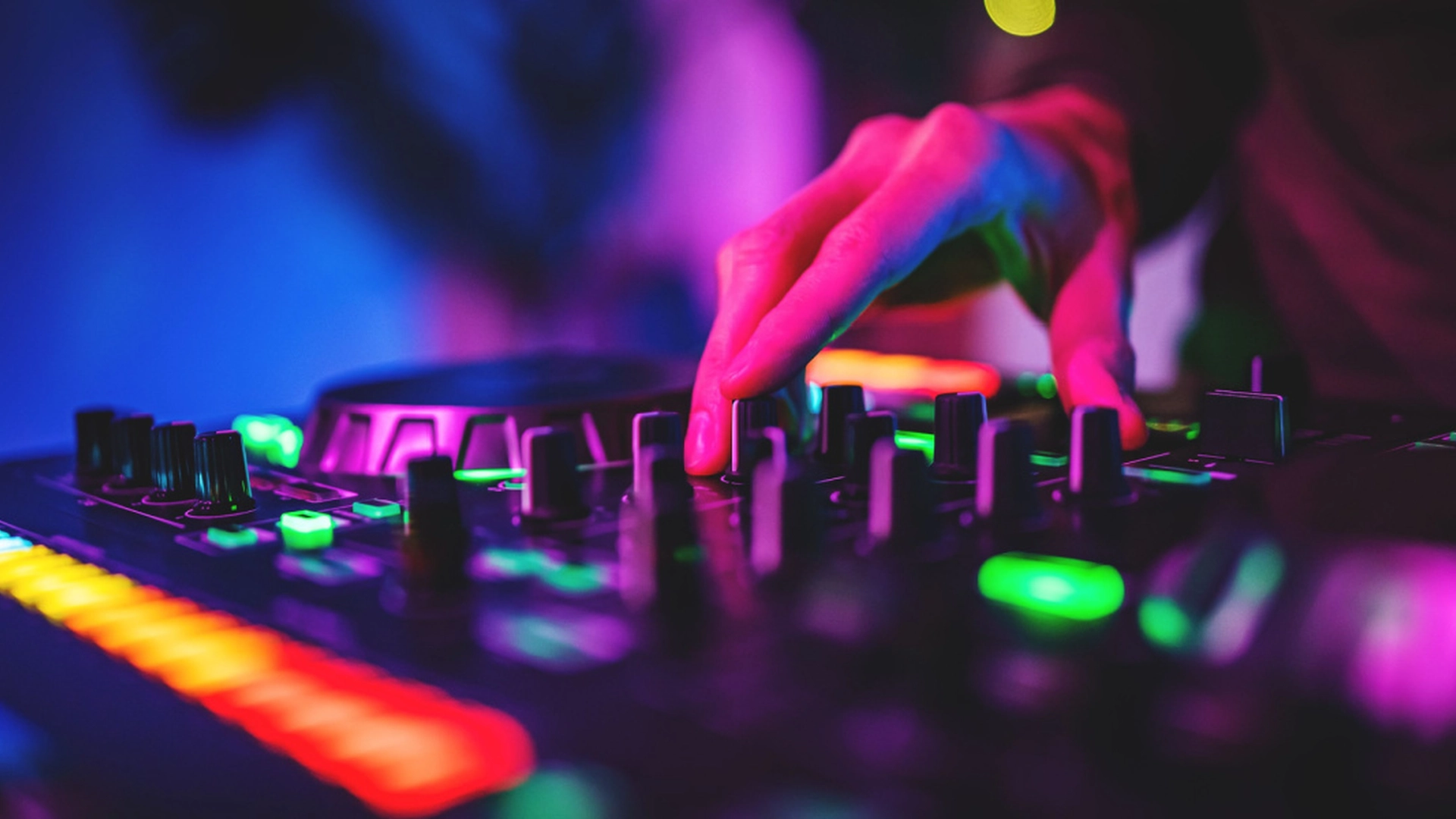 Populær DJ innlagt på sykehus med covid-19 i nesten 4 år