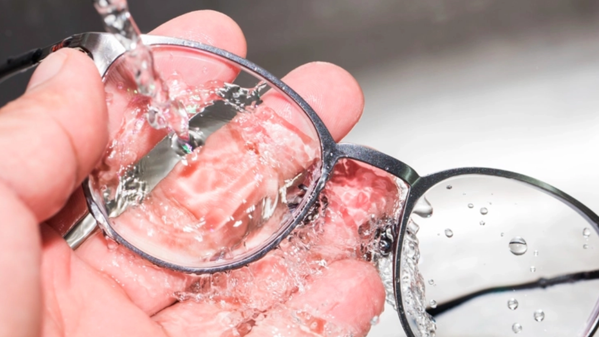 Mange gjør feil som kan ødelegge belegget: Slik får du brillene dine skinnende rene