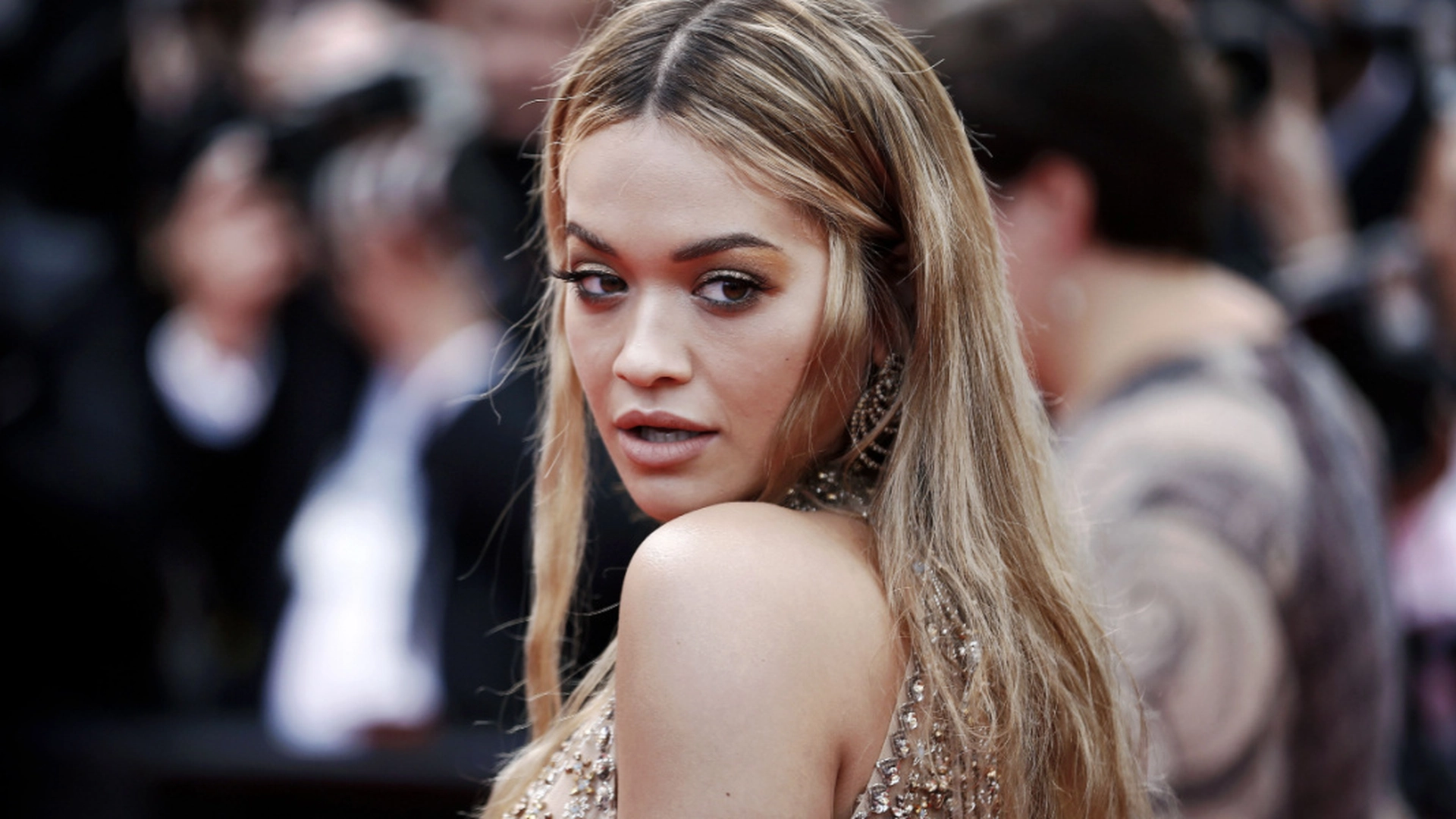 Helt naken: Rita Ora kaster ALT