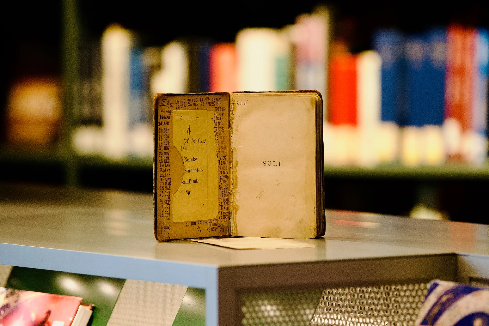 Kvinne leverte tilbake førsteutgave av &laquo;Sult&raquo; på biblioteket etter 107 år: Hva tror du hun fikk i gebyr?