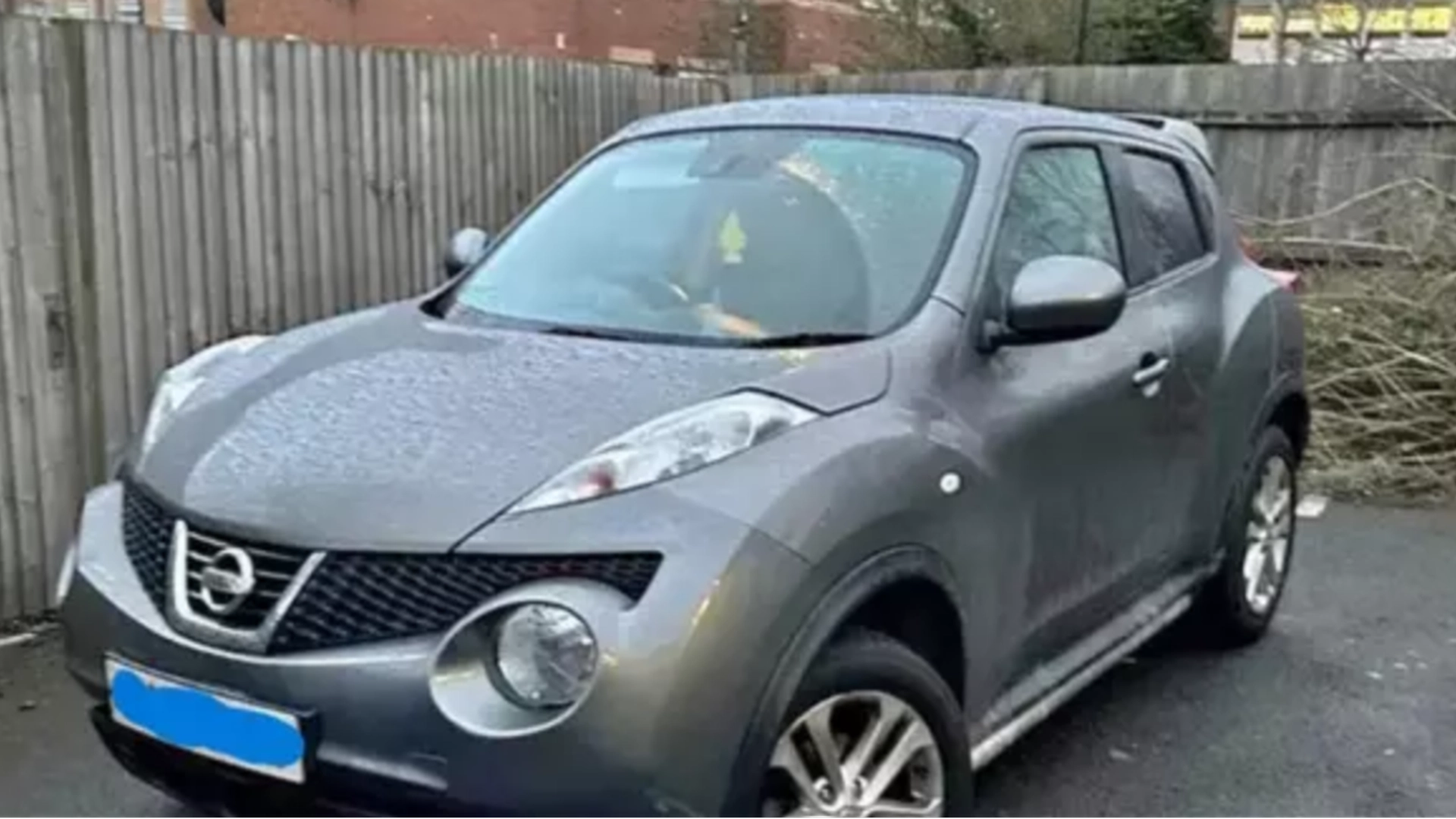 Kvinne kommer med en advarsel etter at hun måtte fjerne is fra frontruten: Kostet bilen hennes