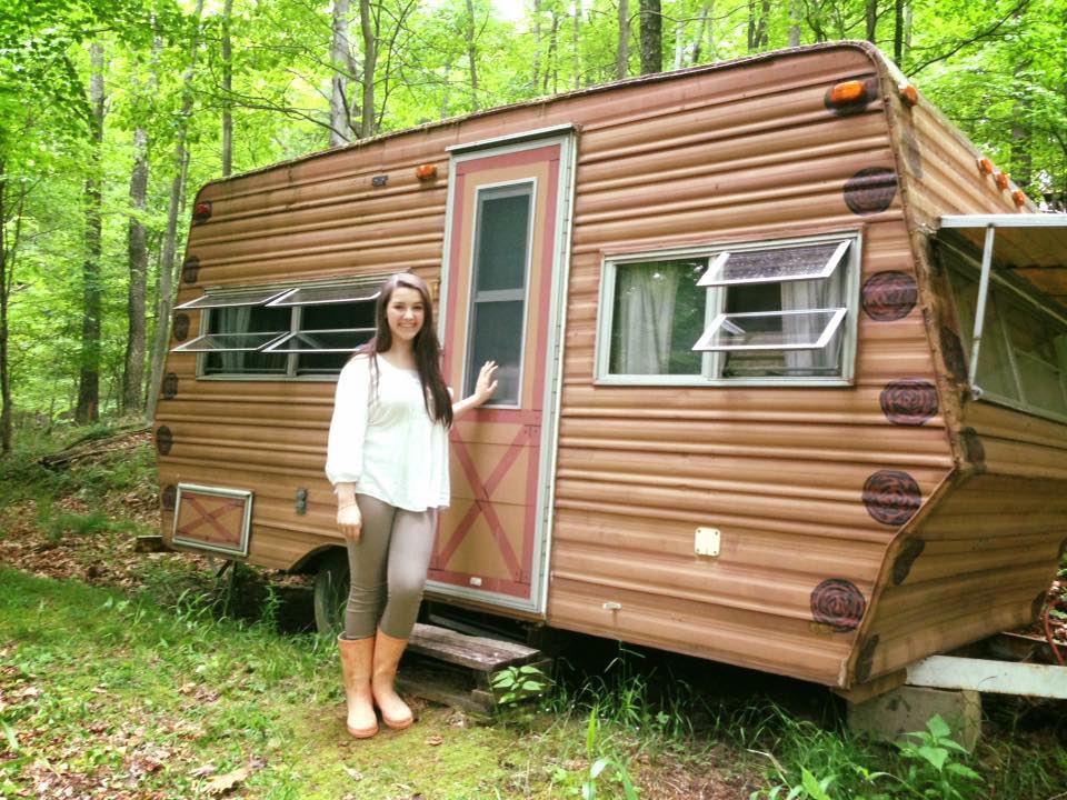 14-år gamle Ellie kjøpte en gammel campingvogn – men sjekk ut hvordan hun nå har endret den