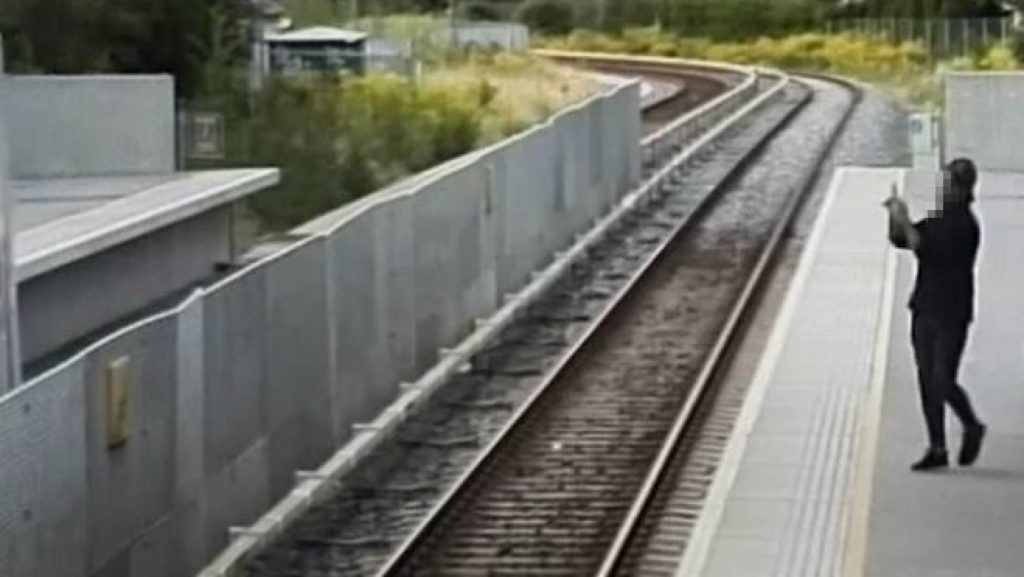 Politiet etterlyser person etter T-baneskyting