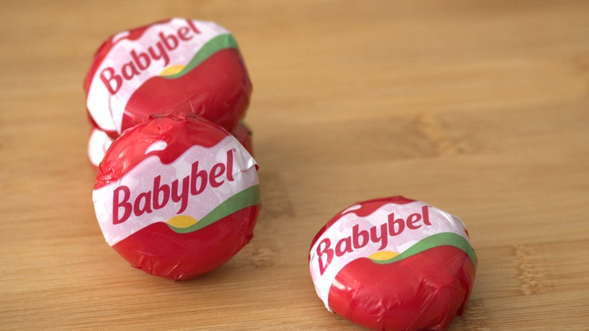 Folk tror ikke sine egne ører når de hører hva den røde emballasjen rundt Babybel er