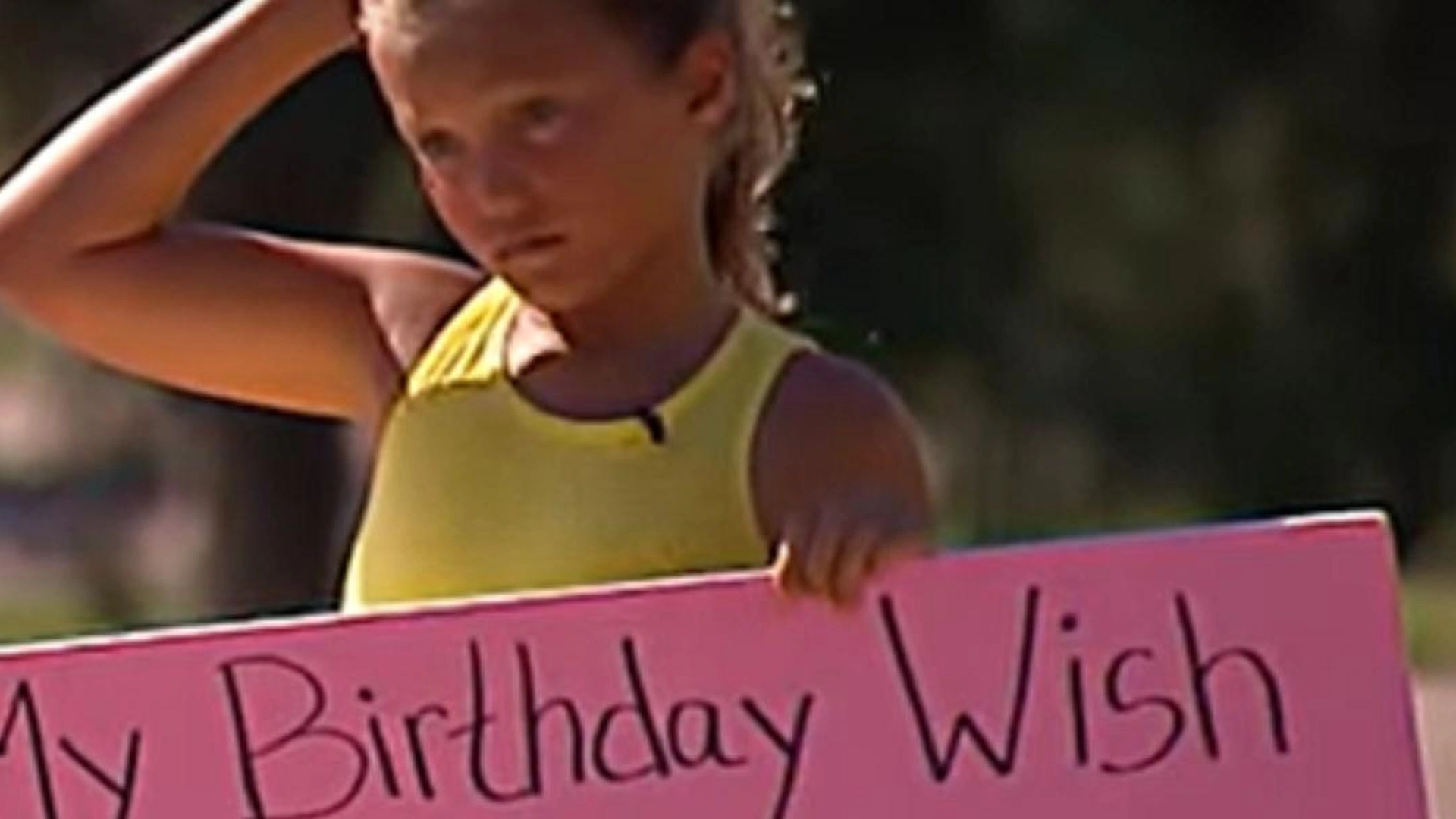 7 år gammel jente samler inn 795 000 i veikanten: Du vil aldri gjette hva som står på skiltet hennes