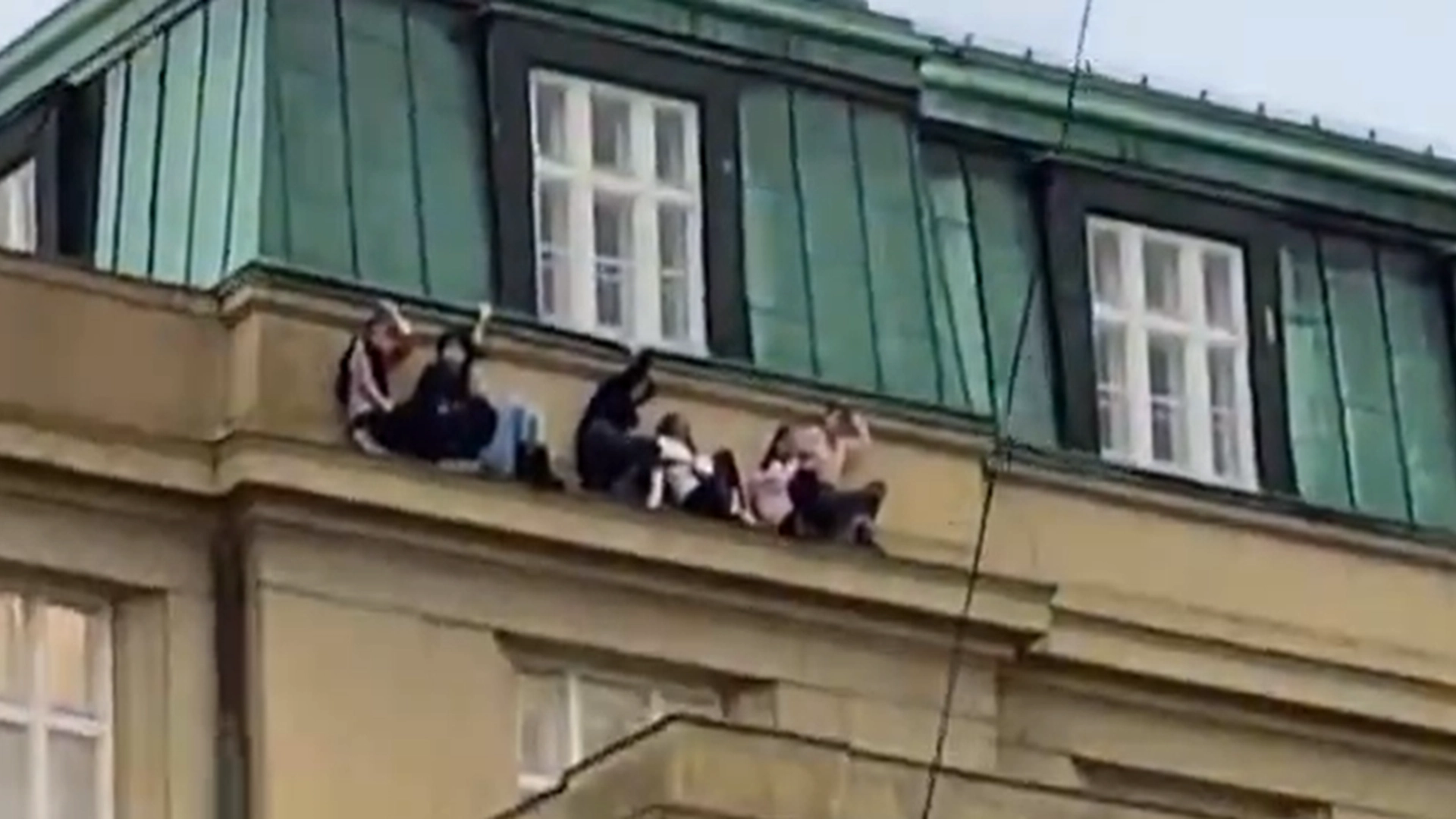 Nye detaljer har kommet frem om skytingen i Praha: Gjerningsmannen hadde plantet en bombe
