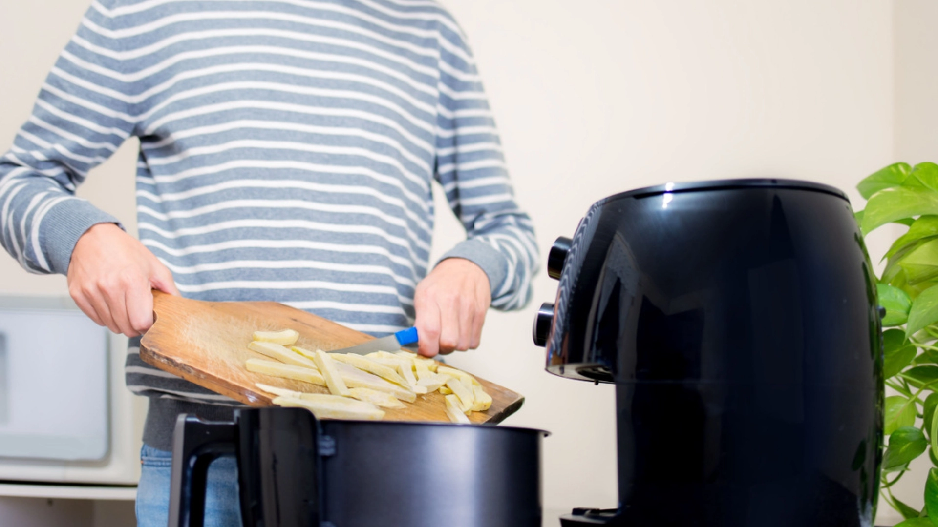 For mange gjør det: Ekspert advarer mot å lage disse matvarene i airfryer