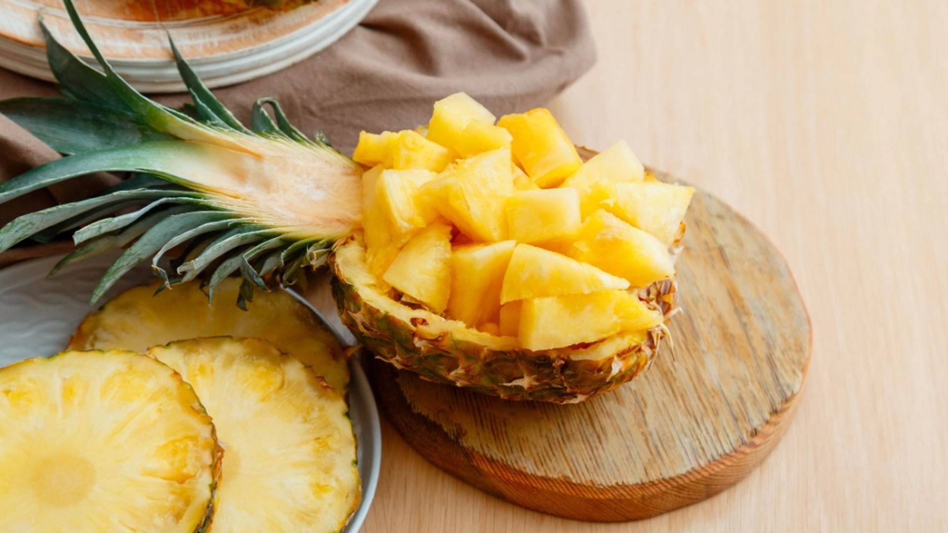 Har du også lurt på dette? Det er derfor det kribler i munnen etter at du har spist ananas