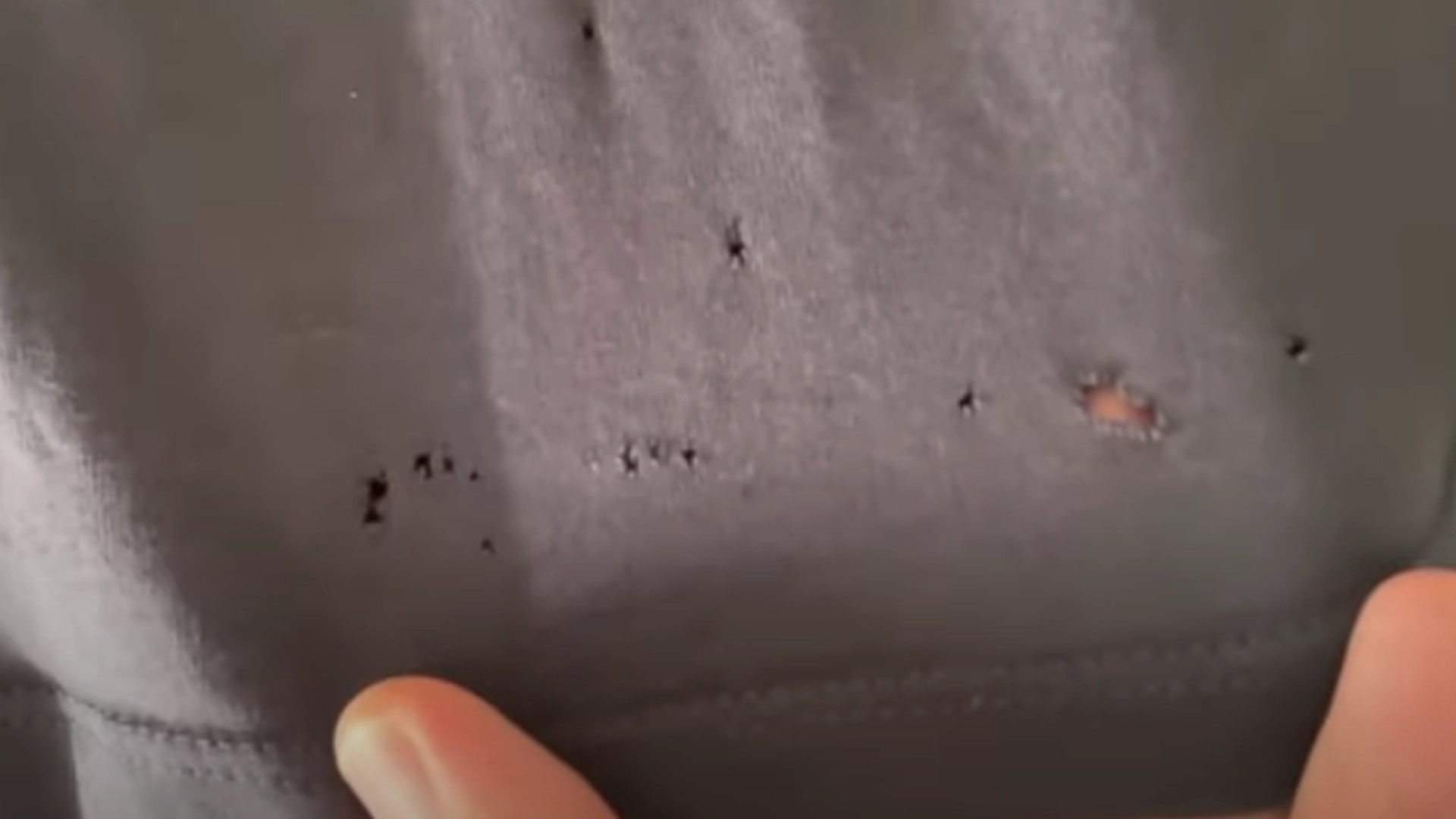 Nesten alle har opplevd irriterende hull i t-skjorten – men med dette magiske trikset kan det unngås