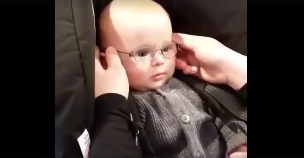 Rørende video: Her ser lille Emil fra Danmark moren sin for første gang
