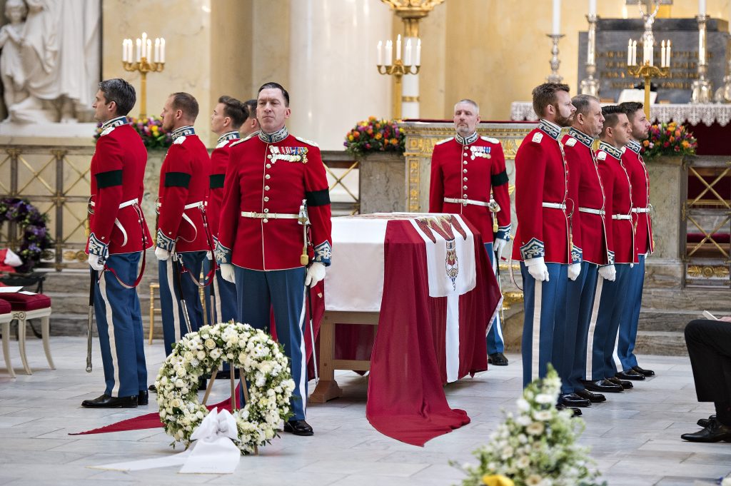 Den danske kongefamilien har i dag sagt farvel til prins Henrik