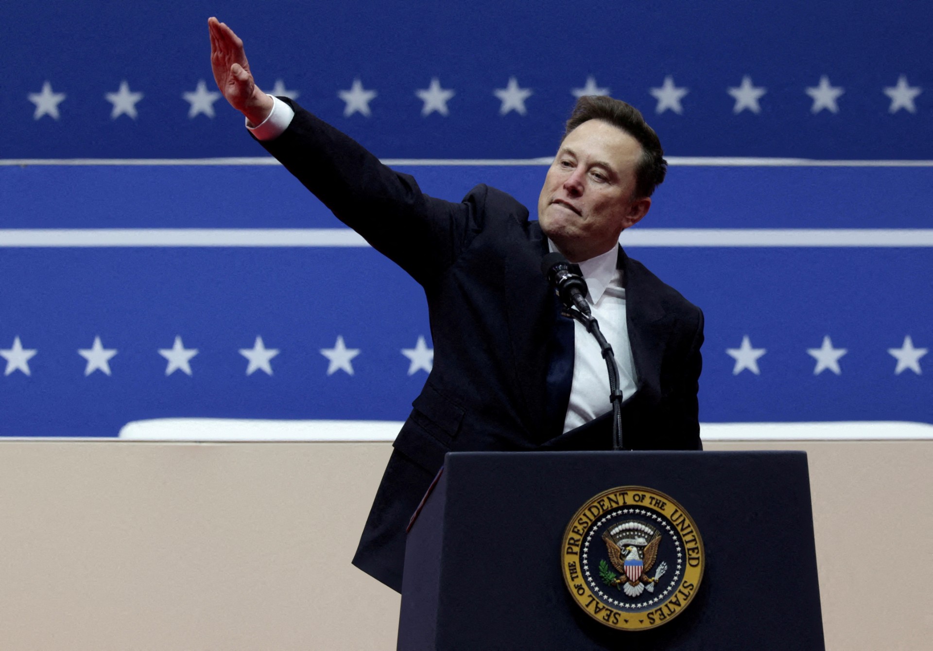 Derfor gjorde Elon Musk «Nazi-hilsen»