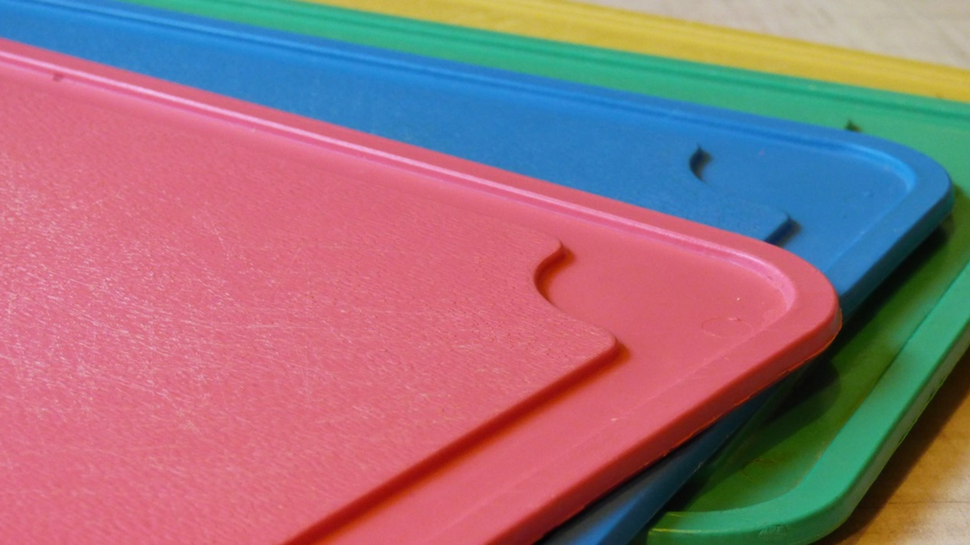 Har du også et skjærebrett i plast på kjøkkenet? Her er en veldig god grunn til å kaste den ut