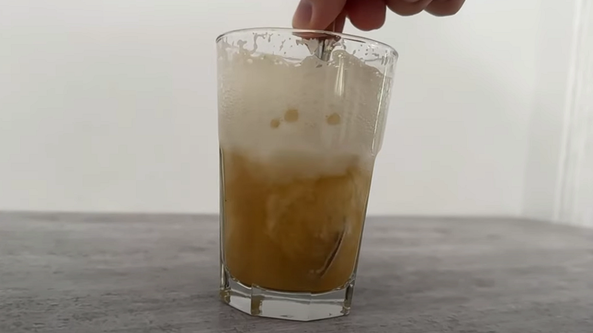 Han lager den ultimate myggfellen: Alle ingrediensene er i hjemmet ditt