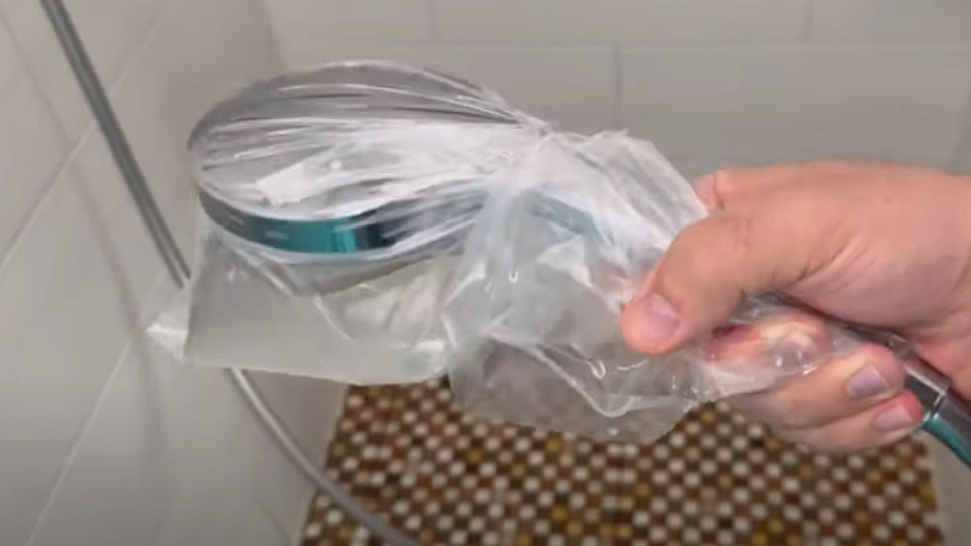 Han fester en plastpose på dusjhodet: Se magien skje
