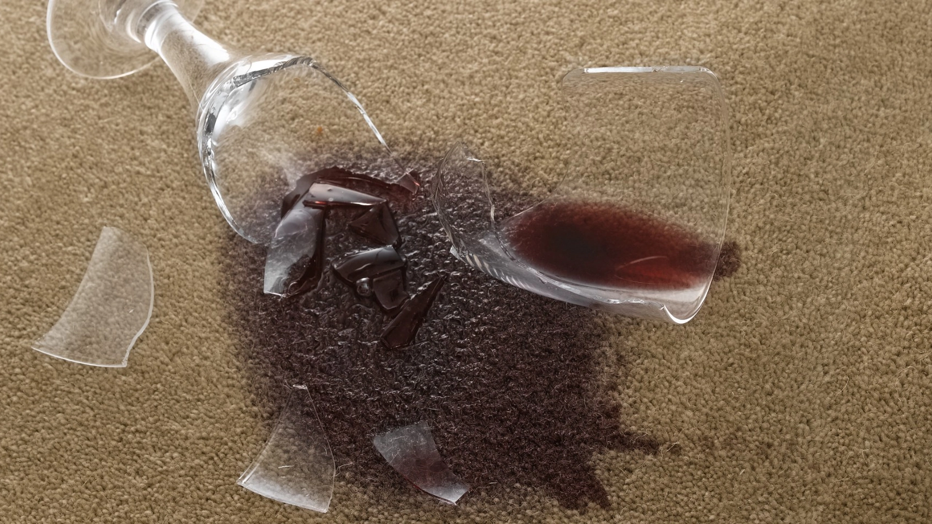 Sånn fjerner du knust glass fra teppe og 3 andre vanskelige steder