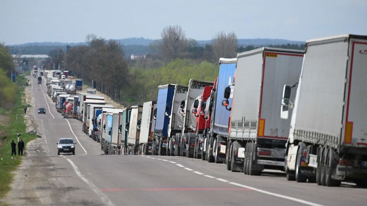 Over 2000 lastebiler blokkerer landets grense i protest