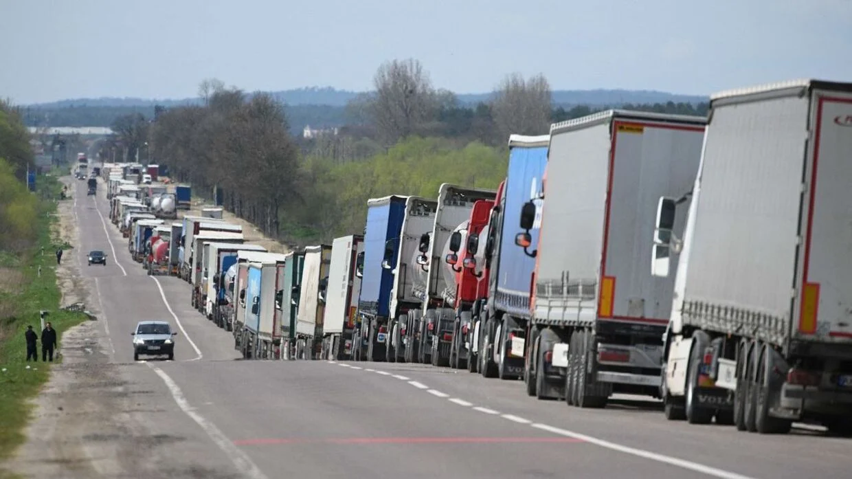Over 2000 lastebiler blokkerer landets grense i protest