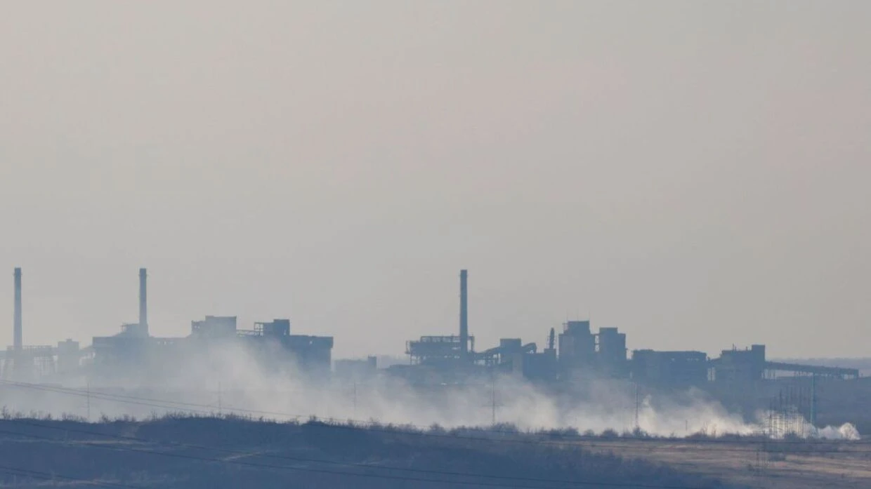 Ukraina trekker seg ut av bombet frontlinjeby
