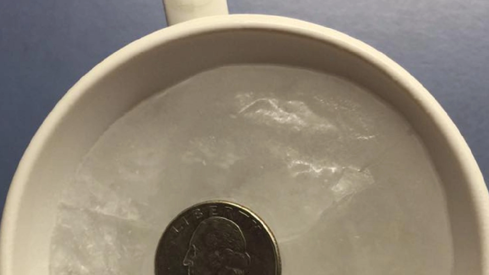 Derfor bør du alltid legge en mynt i fryseren når du reiser hjemmefra