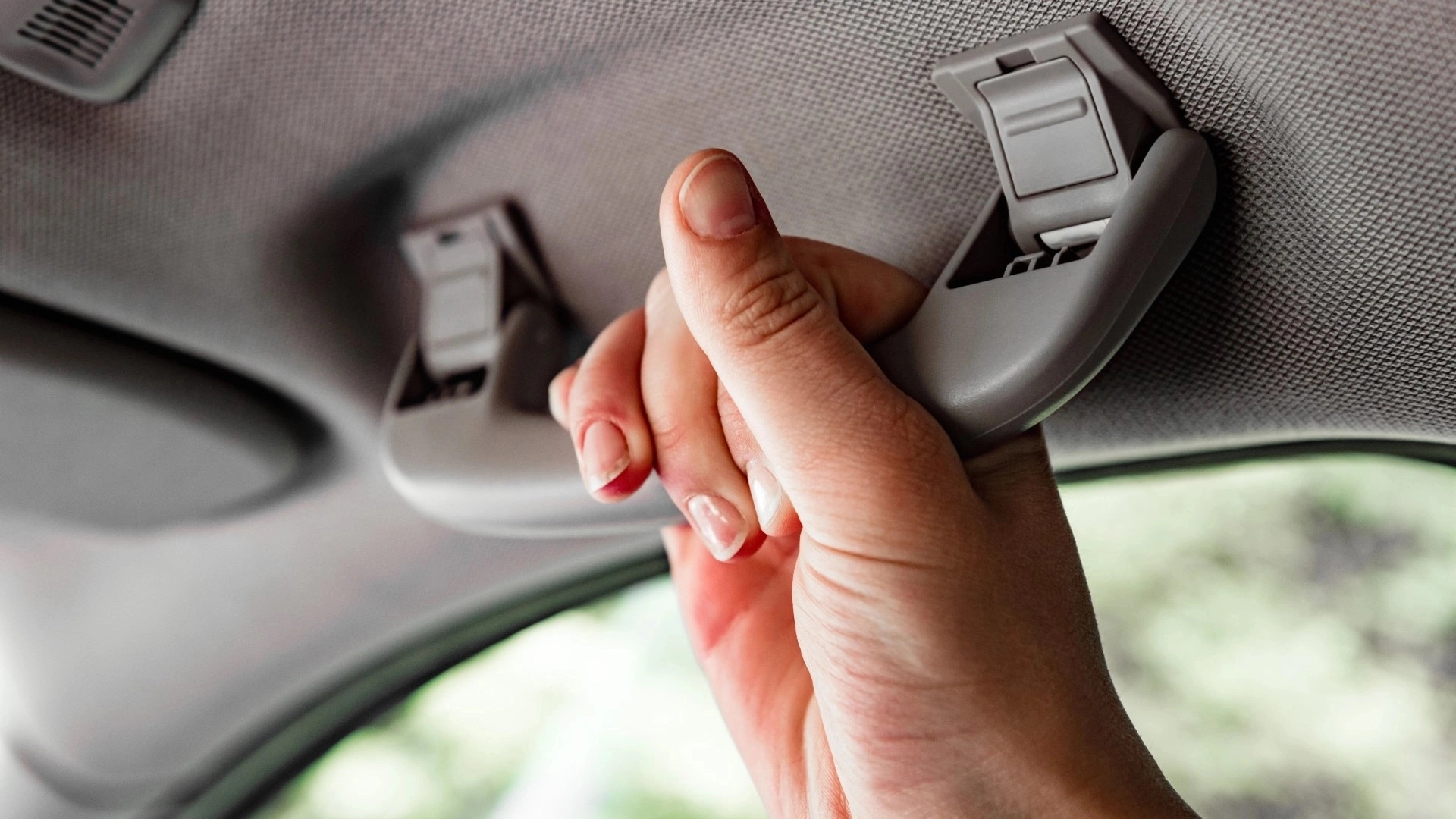 Veldig få er klar over det: Det er det håndtakene i bilen egentlig er ment for