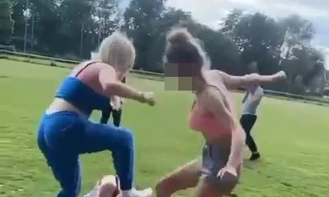 Sjokkerende øyeblikk: Tenåring blir sparket i bakken av «vennene» og filmer det