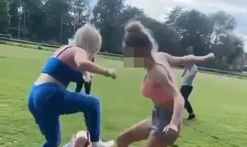 Sjokkerende øyeblikk: Tenåring blir sparket i bakken av &laquo;vennene&raquo; og filmer det
