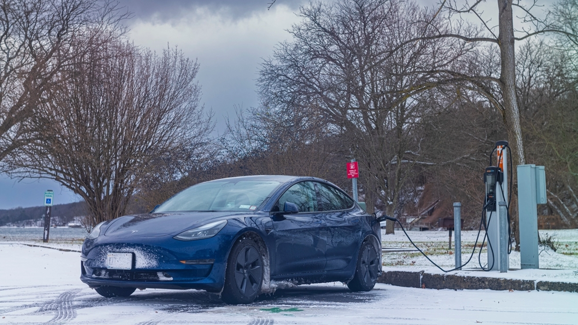Skulle skifte dekk på Teslaen: Så tok situasjonen en uventet vending
