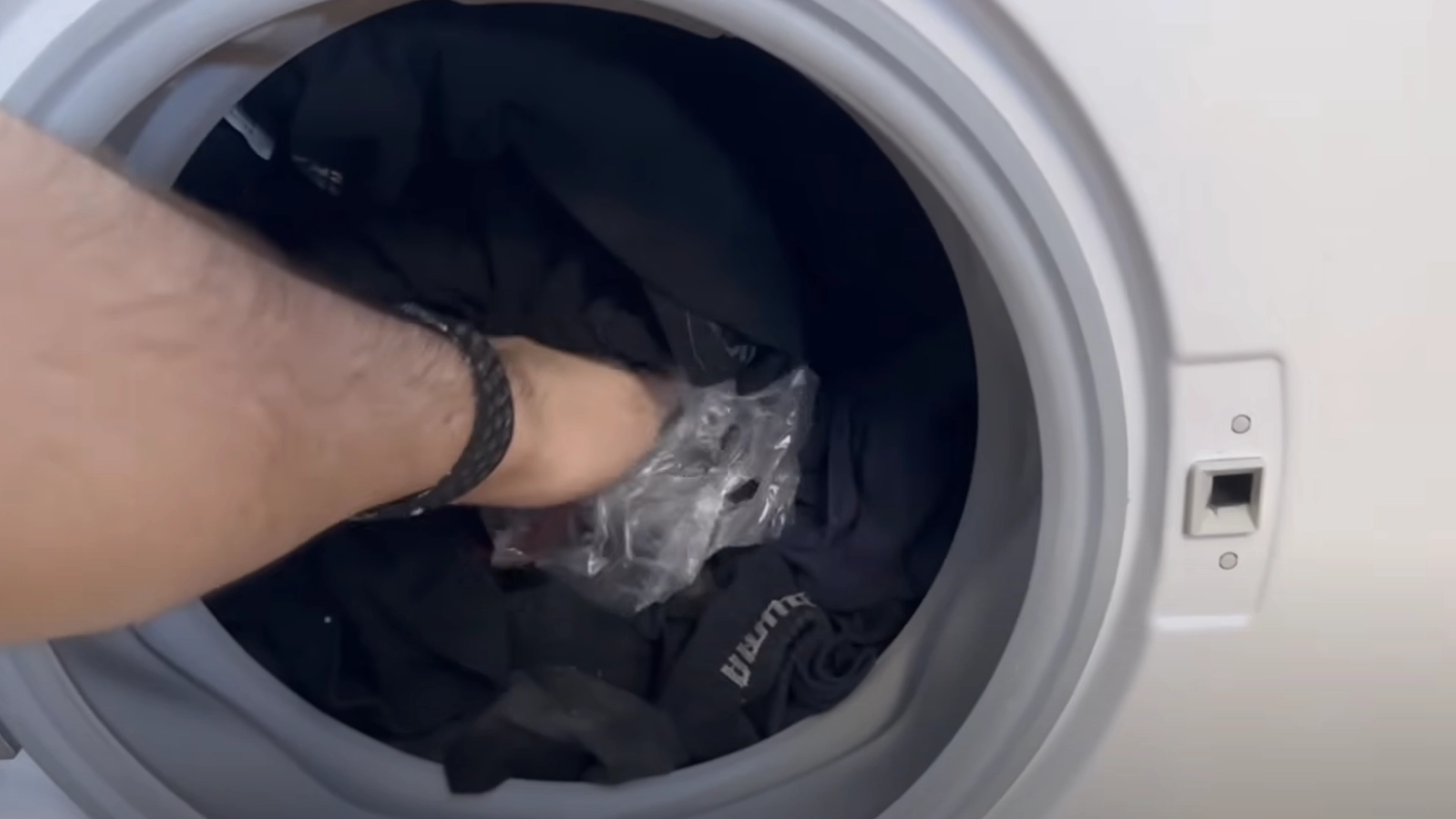 Han putter en plastpose i vaskemaskinen. Det gir mening når du ser magien skje
