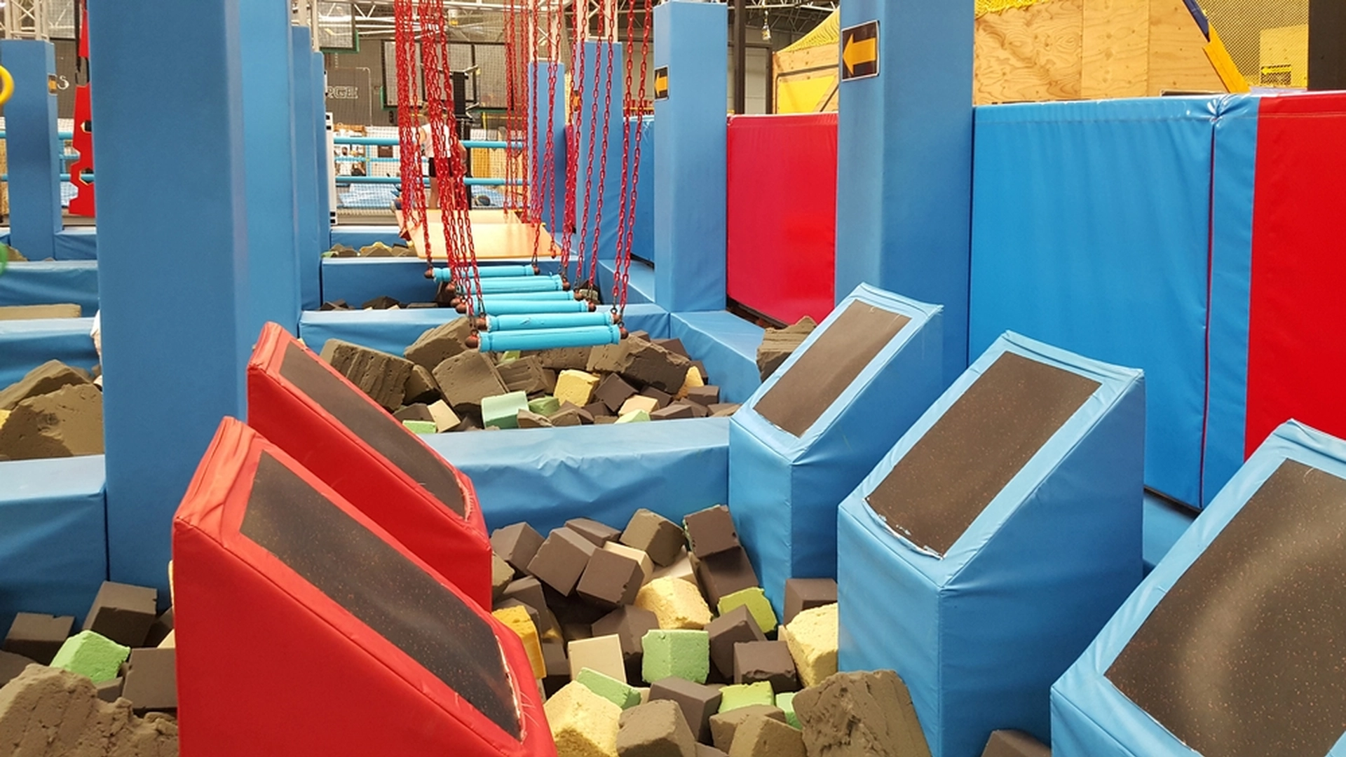 Trampolinepark tiltalt for sikkerhetsbrudd: Her har 11 gjester brukket ryggen på bare 2 måneder
