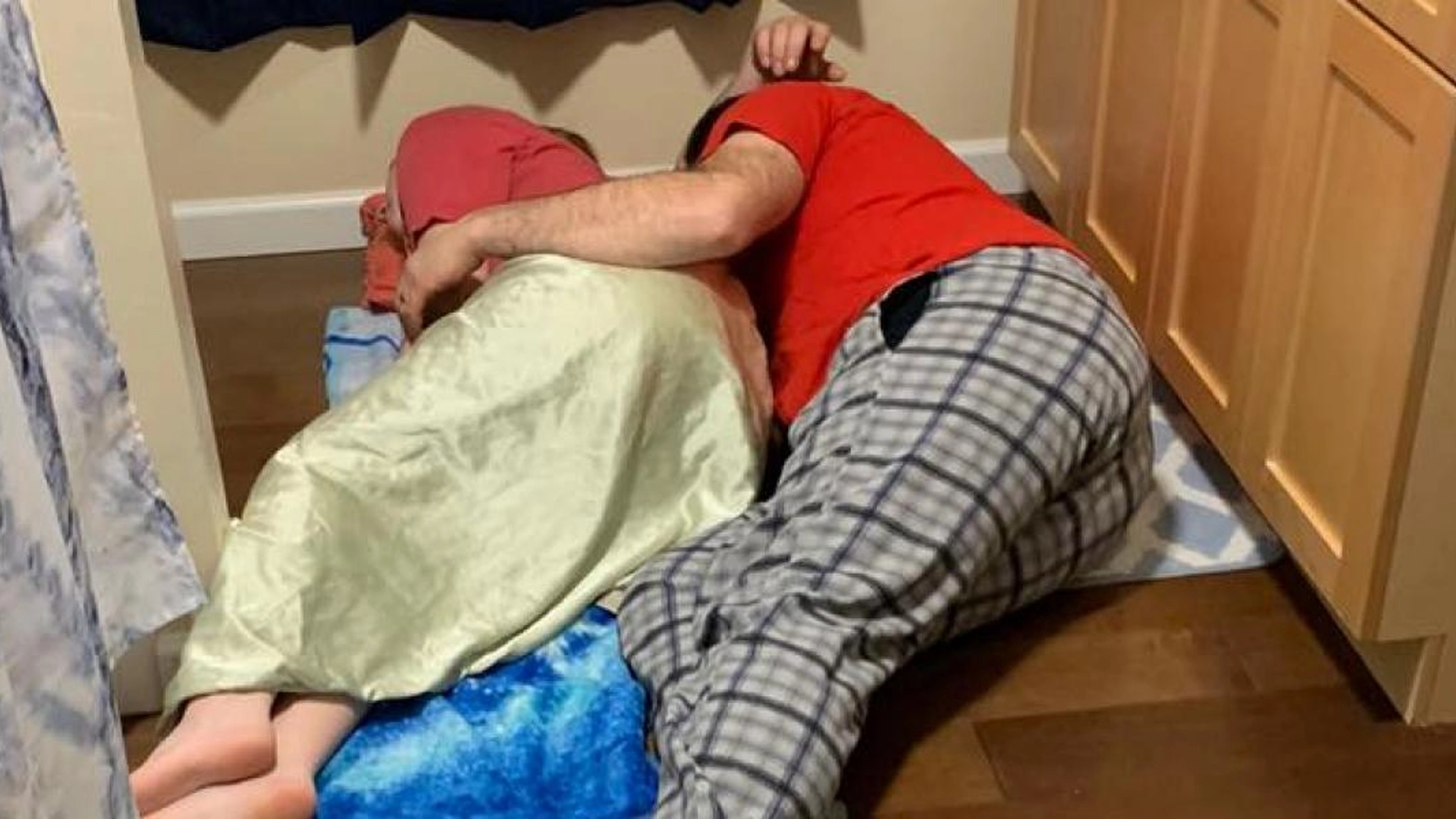 Konens bilde går viralt: Derfor ligger mannen hennes på gulvet ved siden av deres 13 år gamle datter