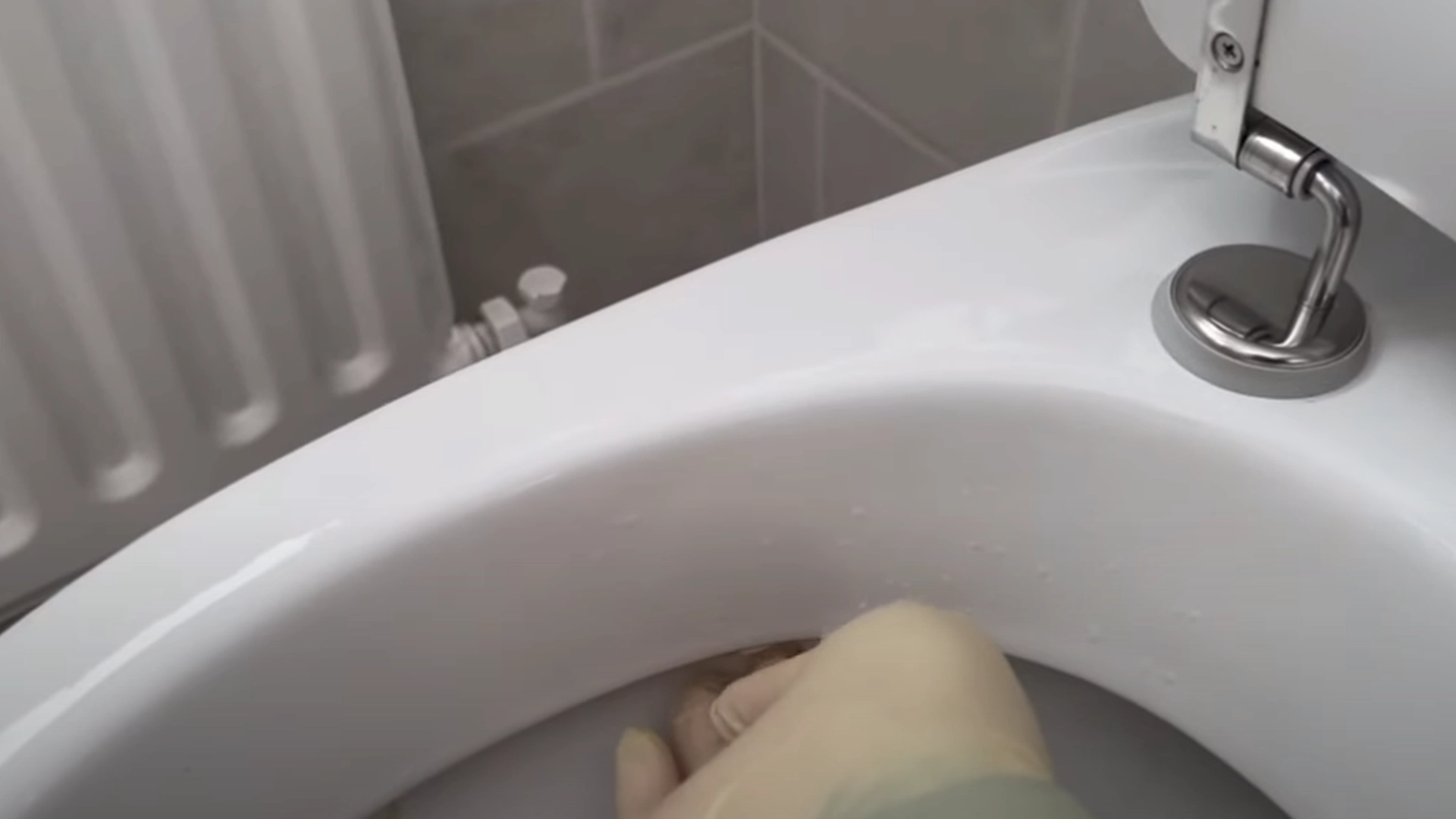 Han setter dette opp under toalettsetet og venter i 30 minutter: Bare vent til du ser resultatet