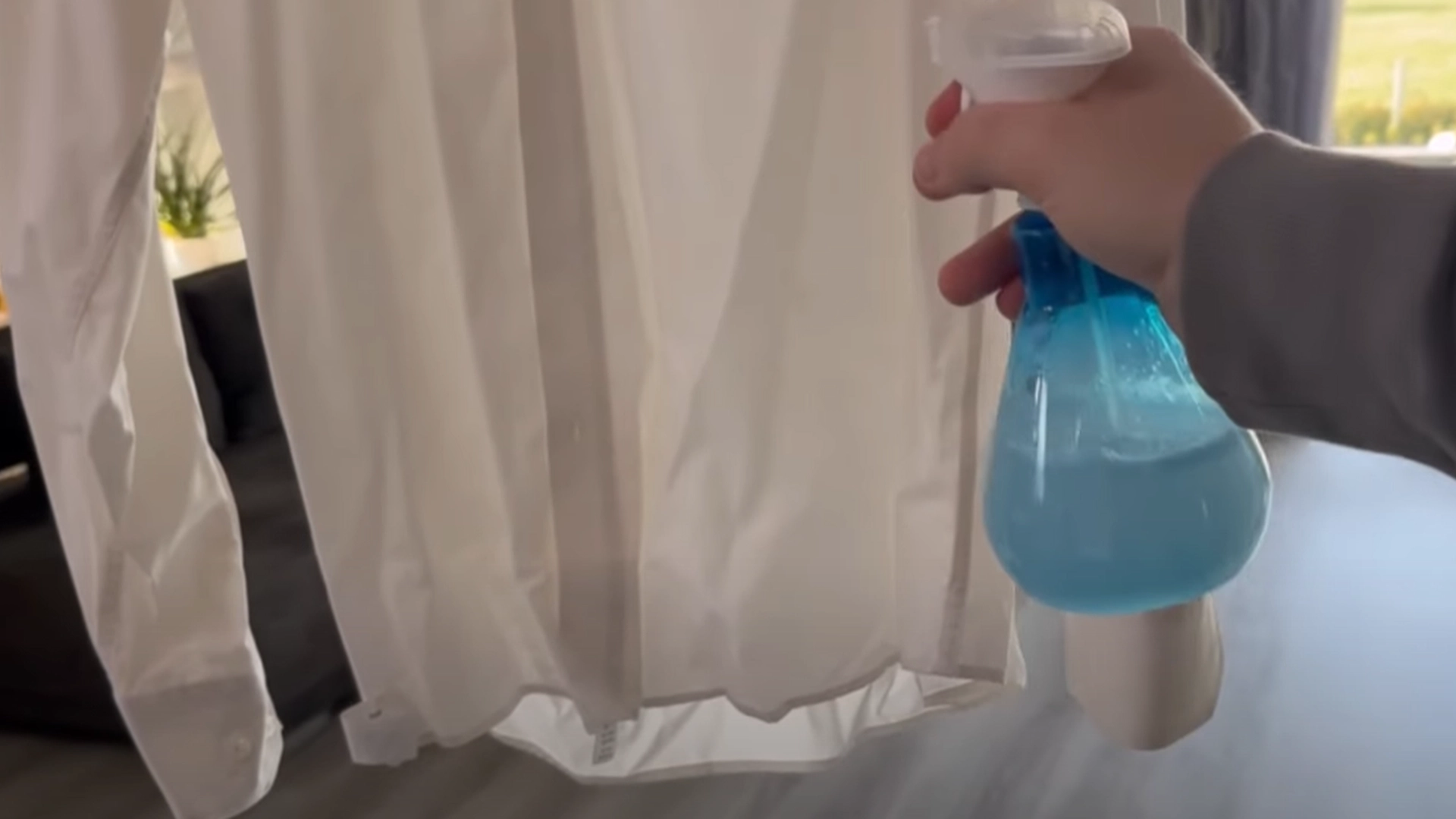 Du trenger aldri å stryke igjen: Bland 3 ingredienser og se den krøllete skjorten rette seg ut av seg selv