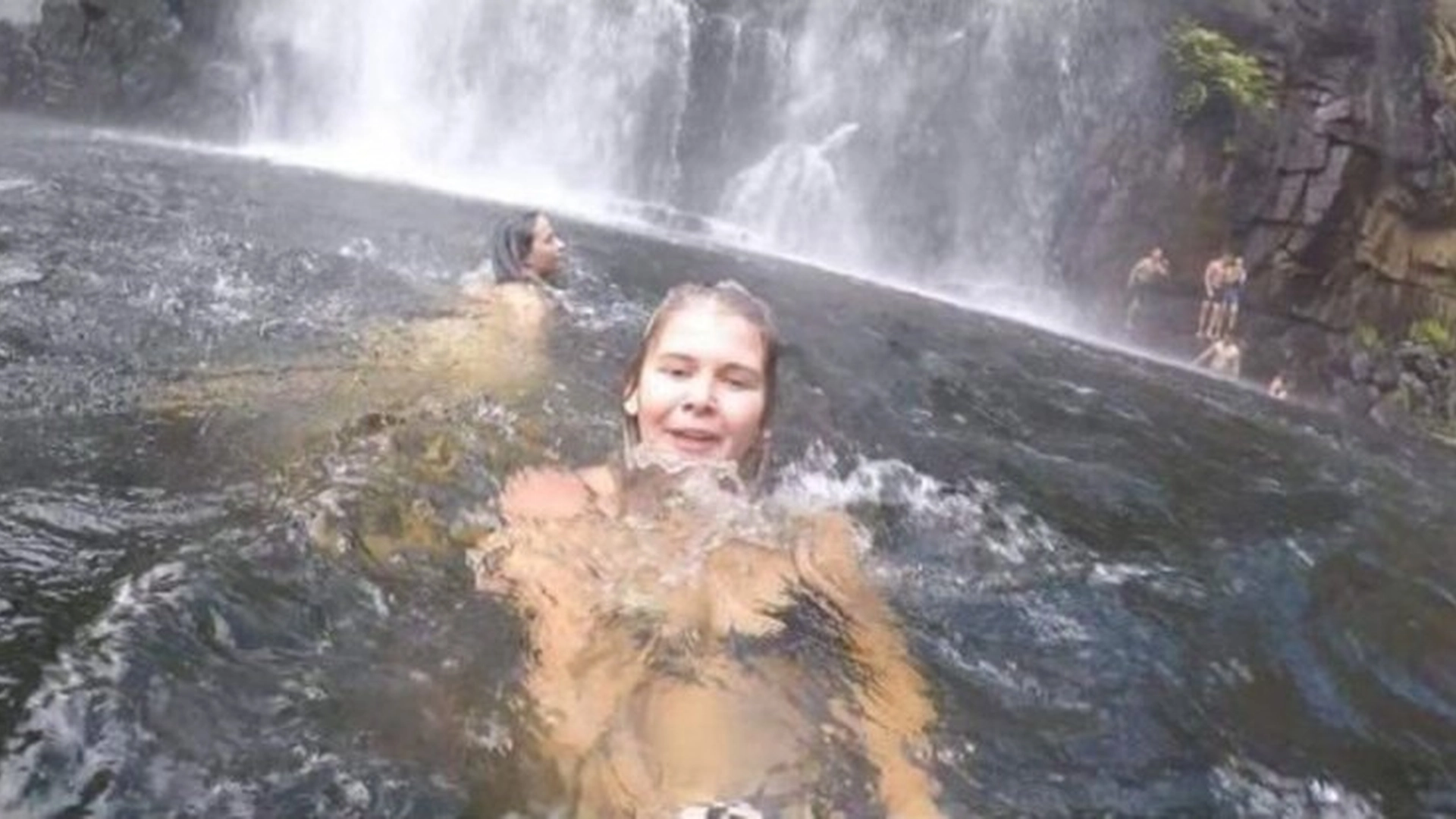 Ung kvinne tar selfie foran en foss: Når hun ser gjennom feriebildene, oppdager hun en ekkel detalj