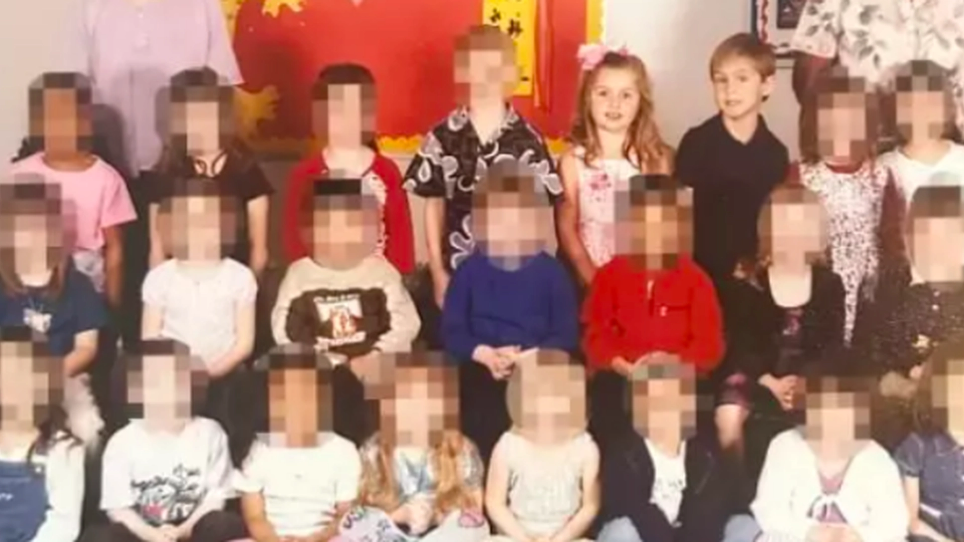 De ser på et gammelt klassebilde: Det de oppdager gir dem et kjempesjokk