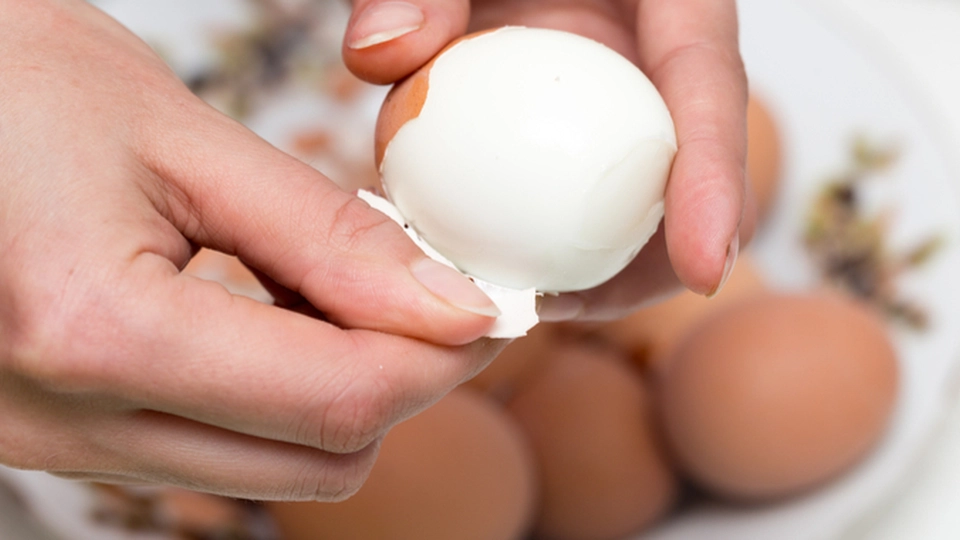 Lei av å skrelle egg? En mors eggtips går viralt