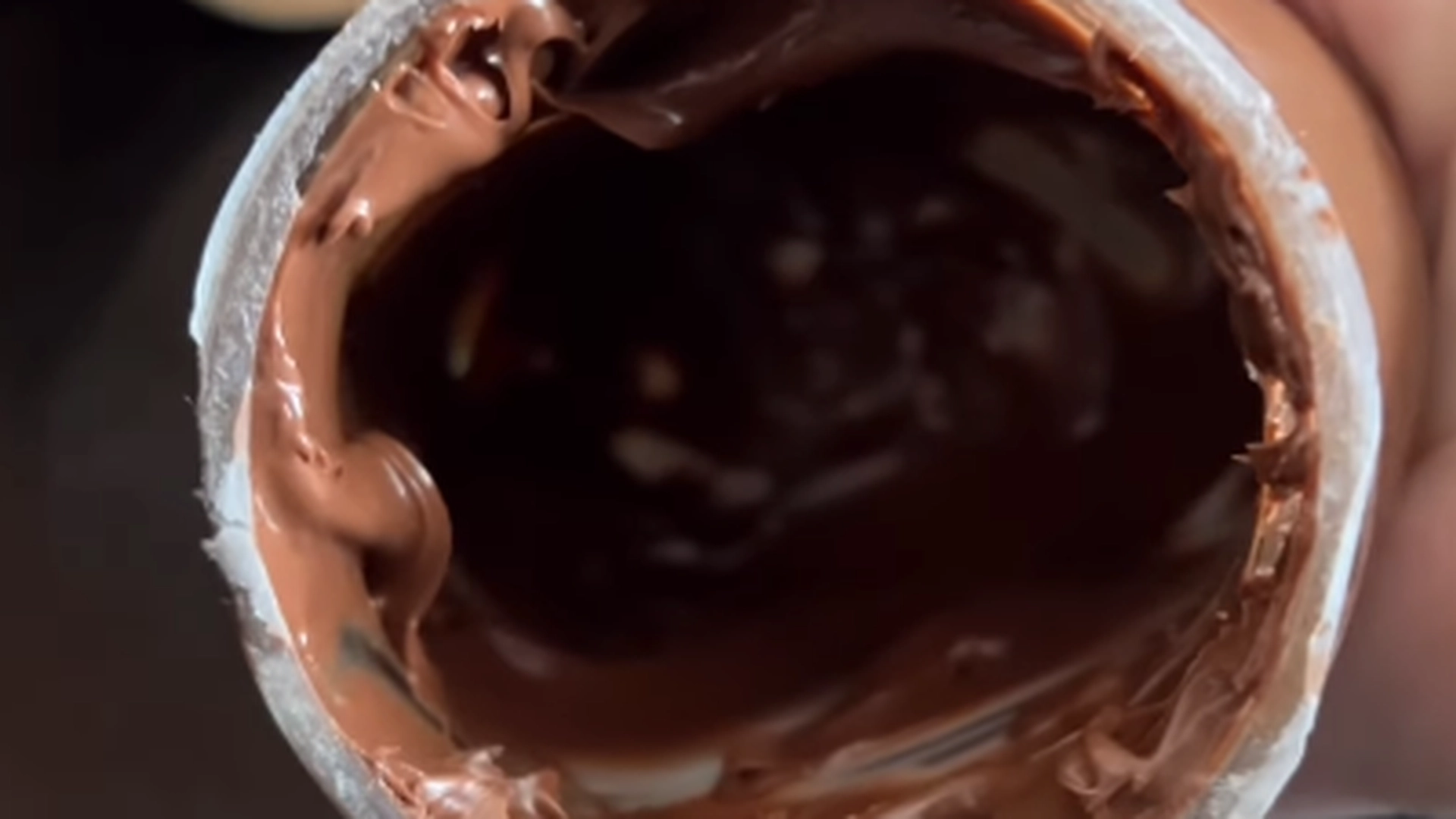 Hun heller dette i den nesten tomme Nutella-krukken sin: Når du ser resultatet, vil du gjøre det samme